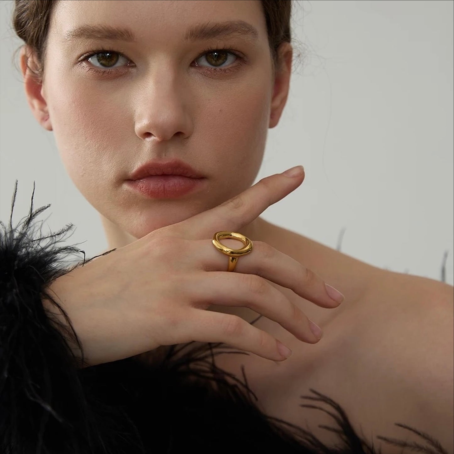 Bague ovale dorée en acier inoxydable, design ouvert et minimaliste, bijou moderne pour femme.