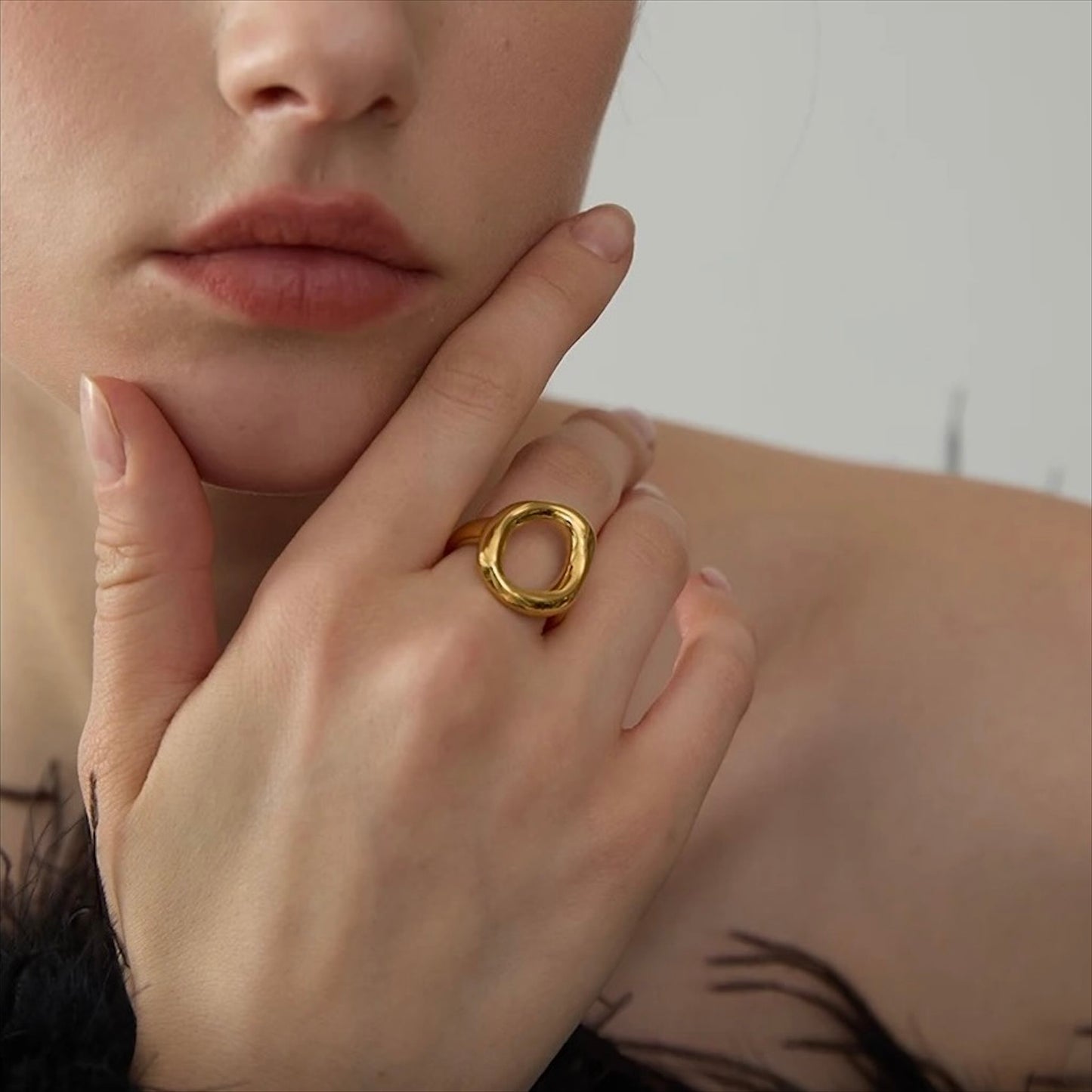 Bague ovale dorée en acier inoxydable, design ouvert et minimaliste, bijou moderne pour femme.