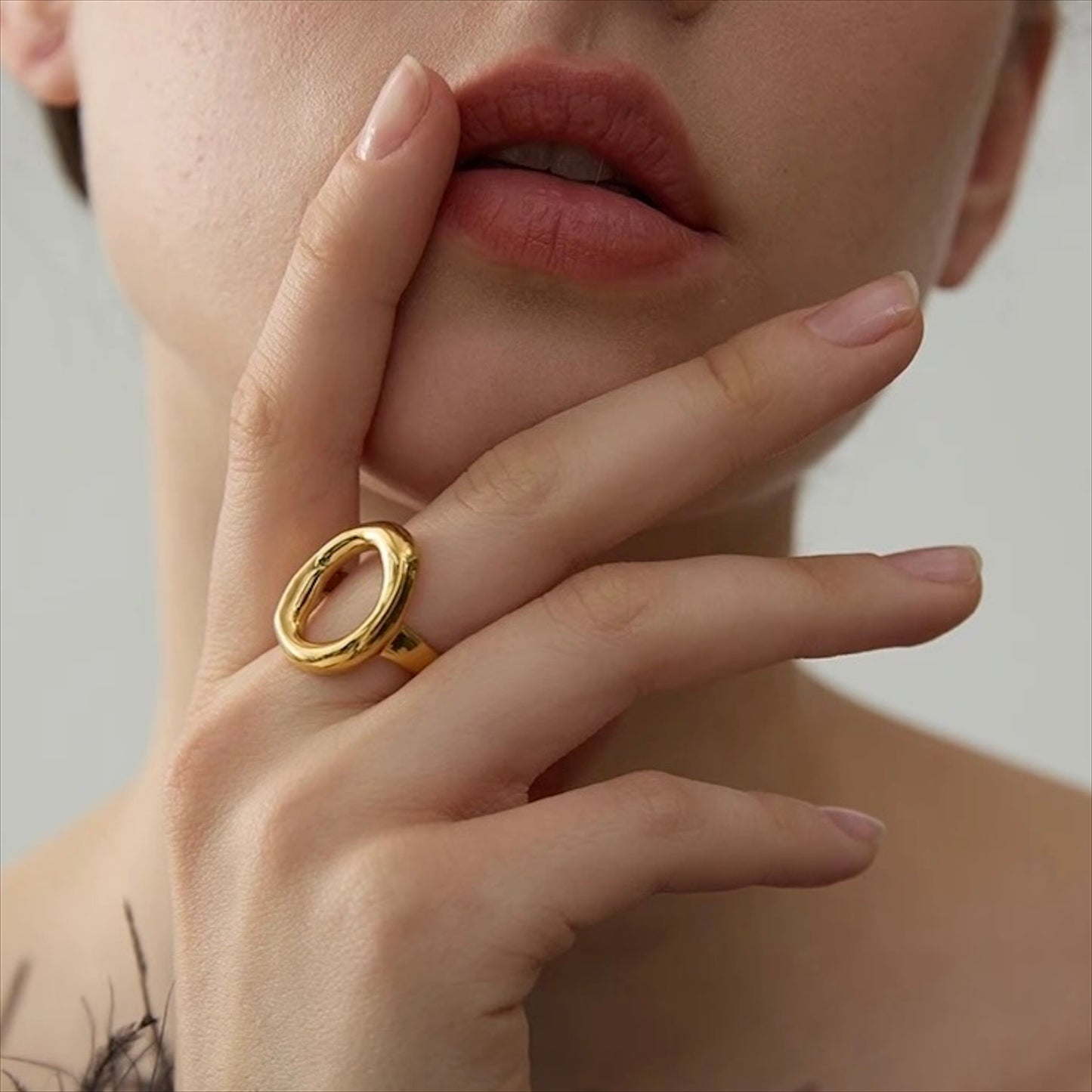 Bague ovale dorée en acier inoxydable, design ouvert et minimaliste, bijou moderne pour femme.