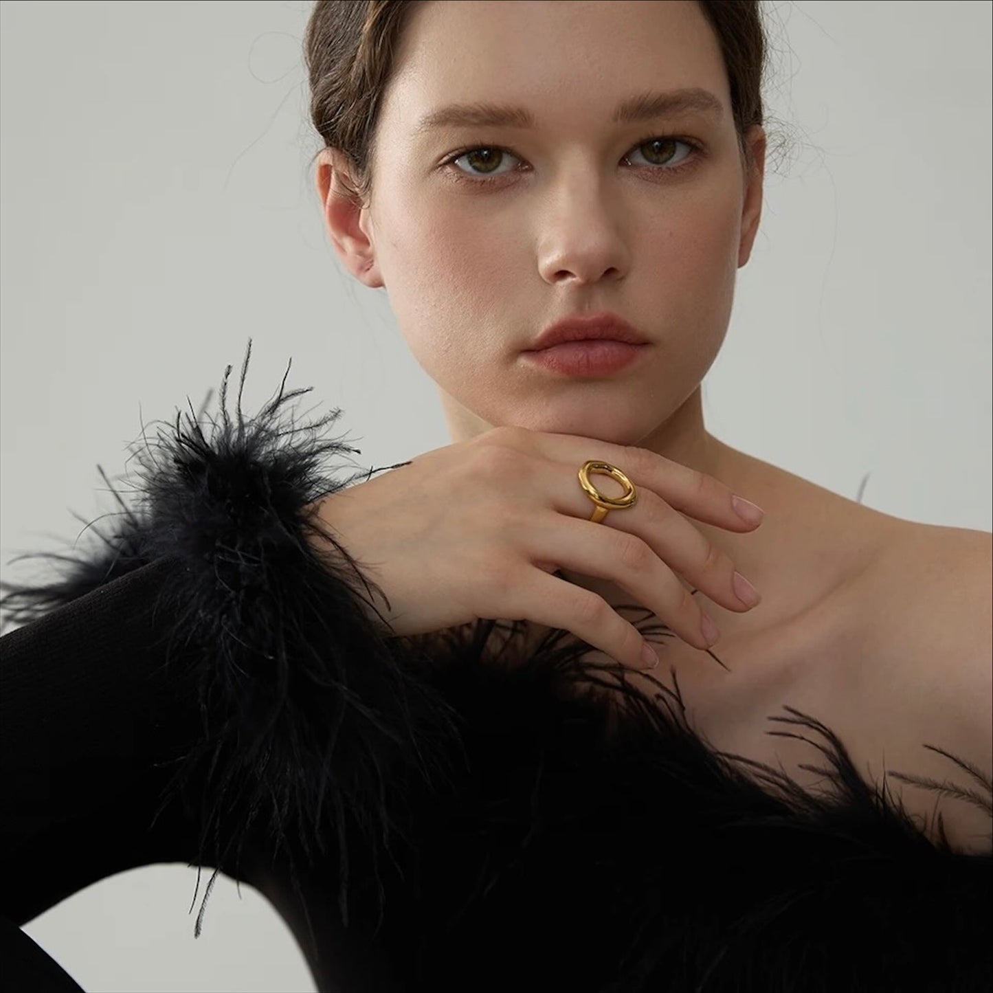 Bague ovale dorée en acier inoxydable, design ouvert et minimaliste, bijou moderne pour femme.