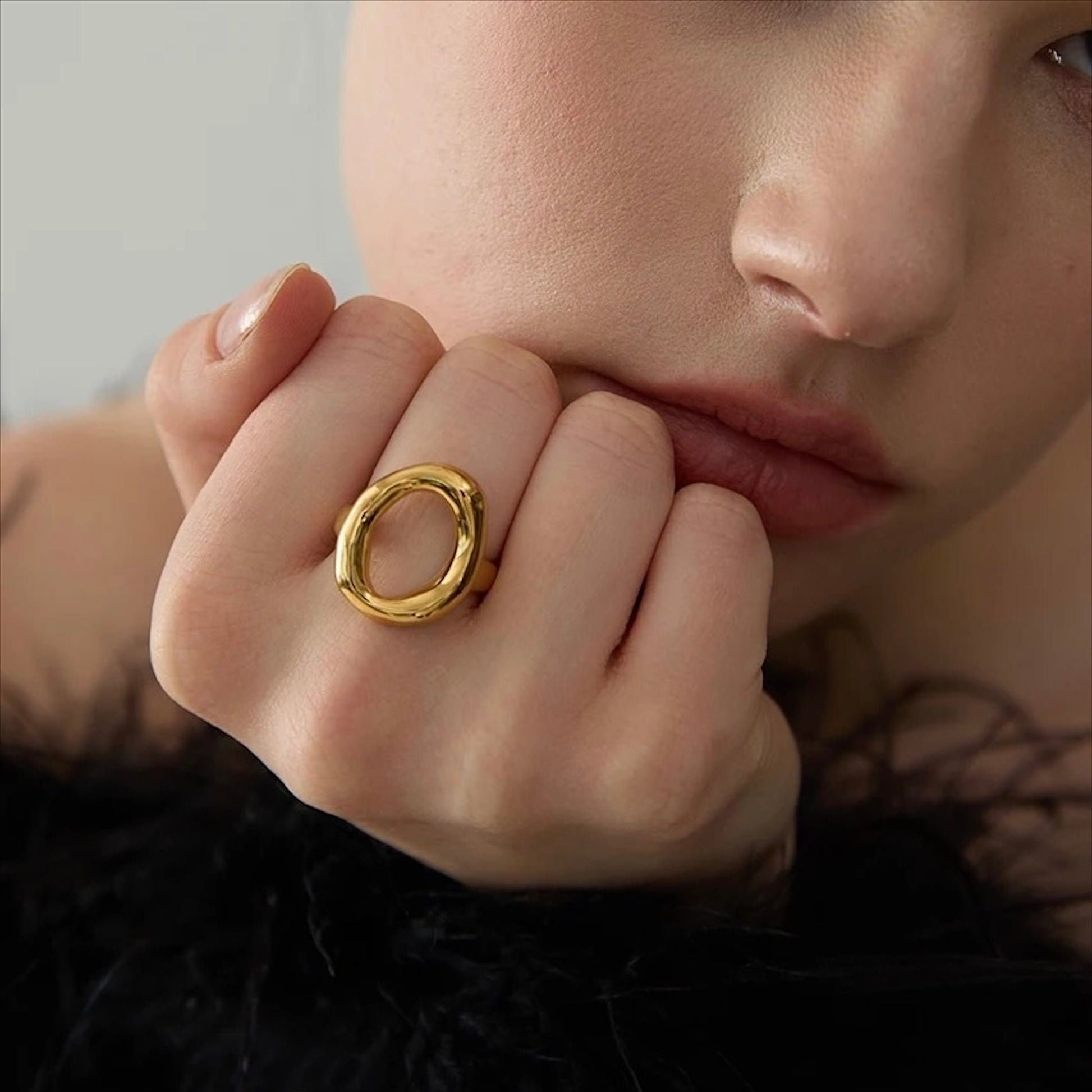 Bague ovale dorée en acier inoxydable, design ouvert et minimaliste, bijou moderne pour femme.