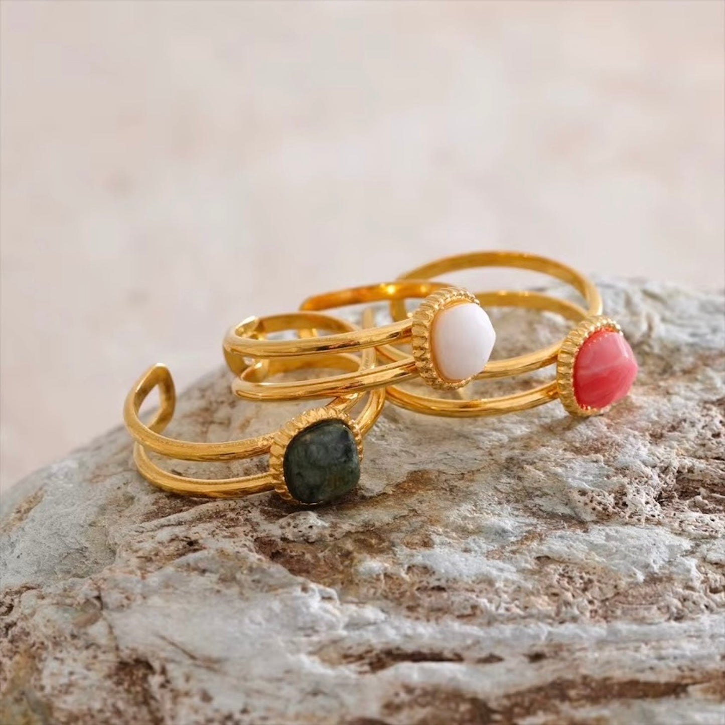 Bagues dorées en acier inoxydable ornées de pierres naturelles africain pine, rhodochrosite et alabaster, élégance et qualité pour femme - Bijoux Prestige
