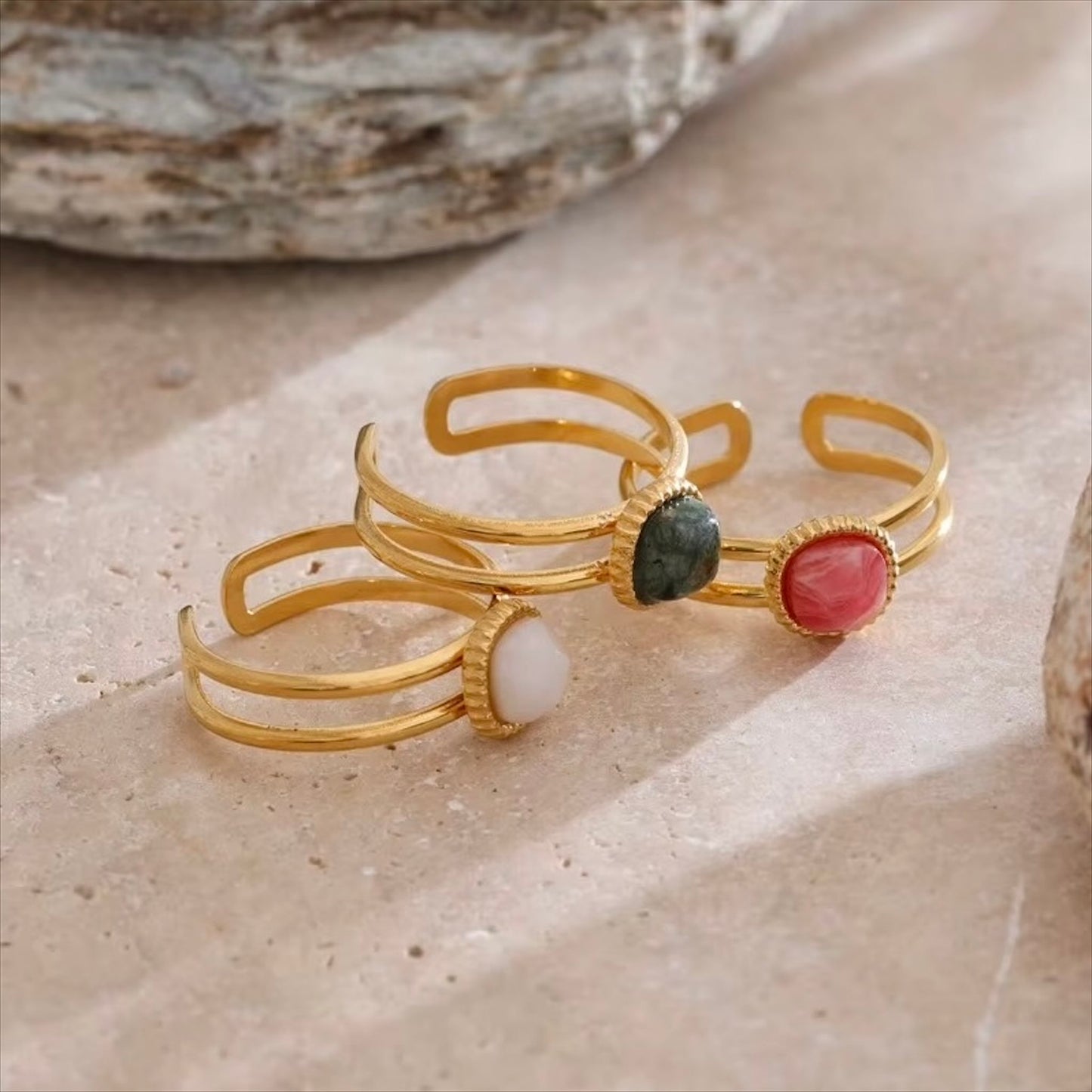 Bagues dorées en acier inoxydable ornées de pierres naturelles africain pine, rhodochrosite et alabaster, élégance et qualité pour femme - Bijoux Prestige