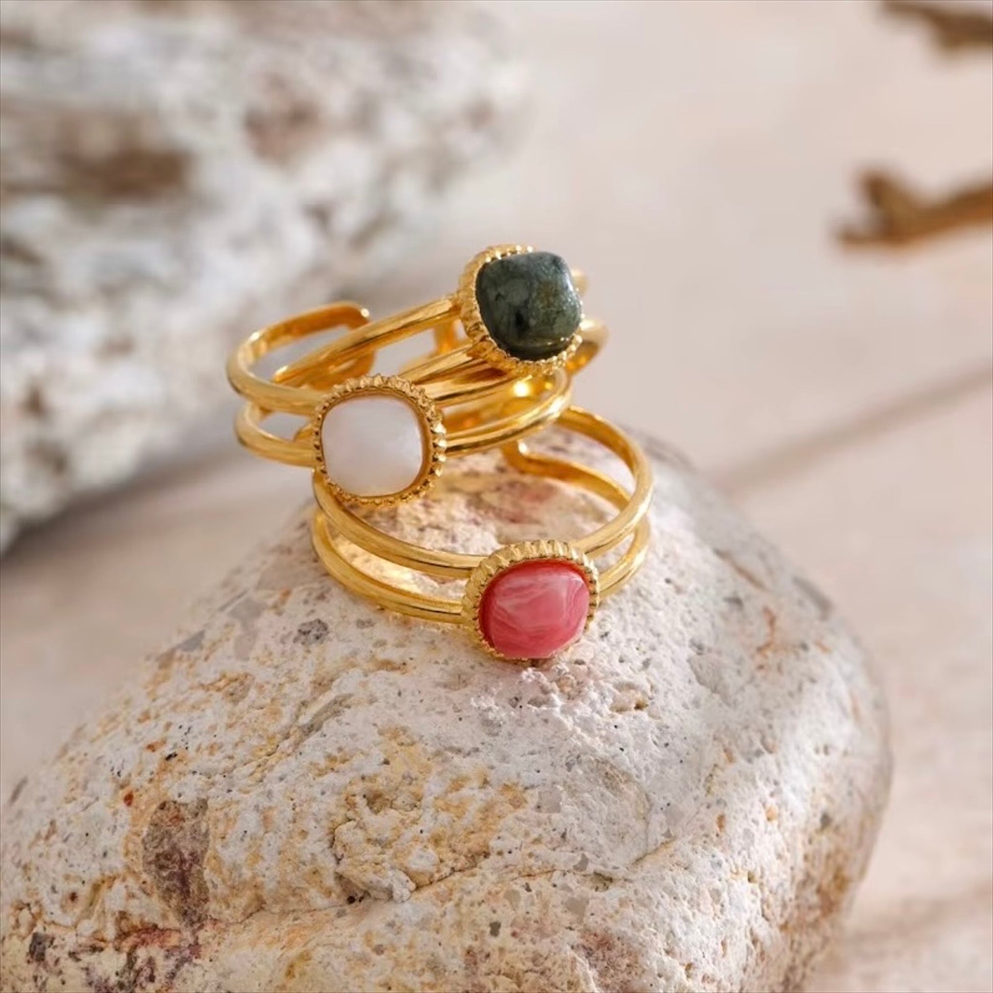 Bagues dorées en acier inoxydable ornées de pierres naturelles africain pine, rhodochrosite et alabaster, élégance et qualité pour femme - Bijoux Prestige