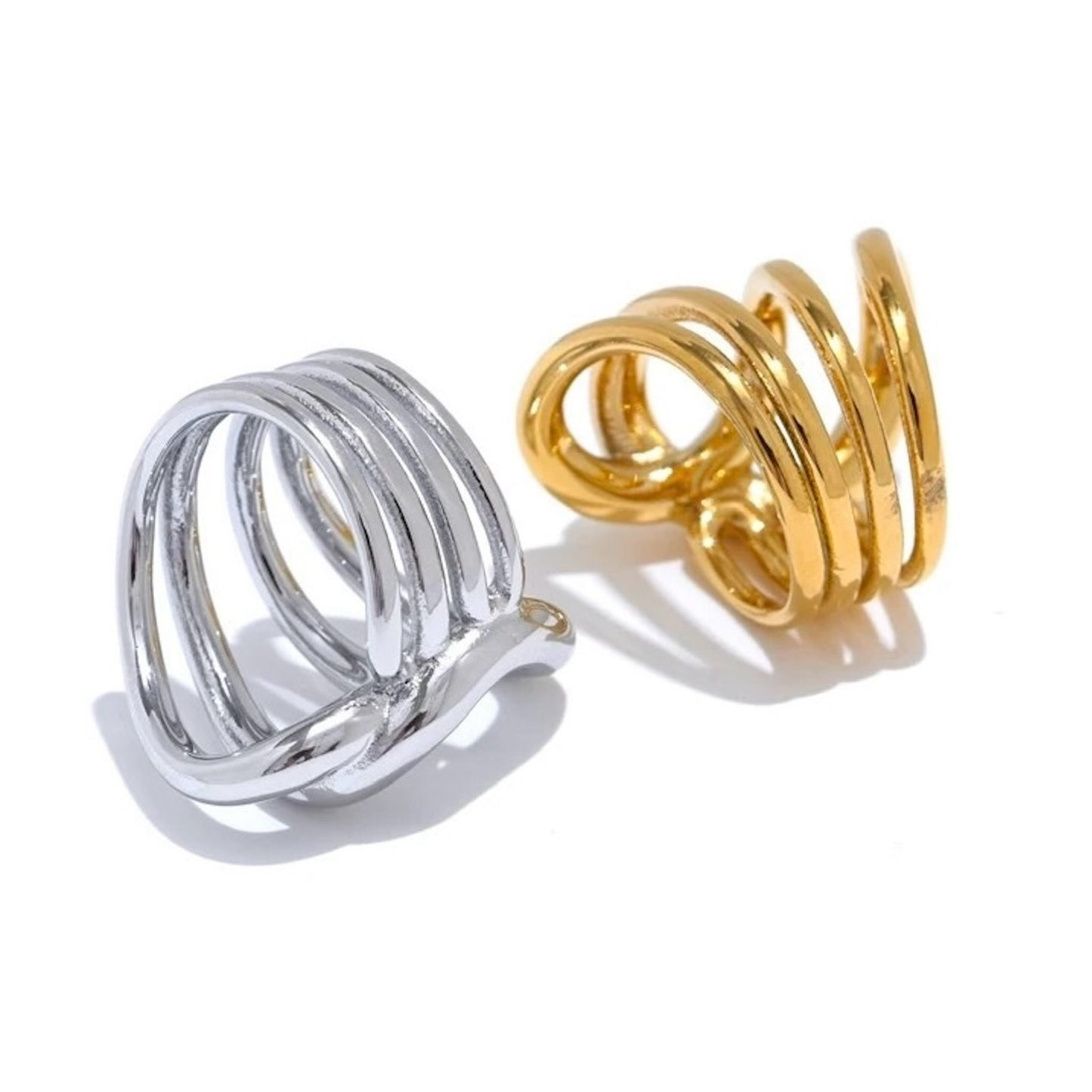 Bagues entrelacées en acier inoxydable, finitions dorée et argentée, bijou design et moderne pour femme.