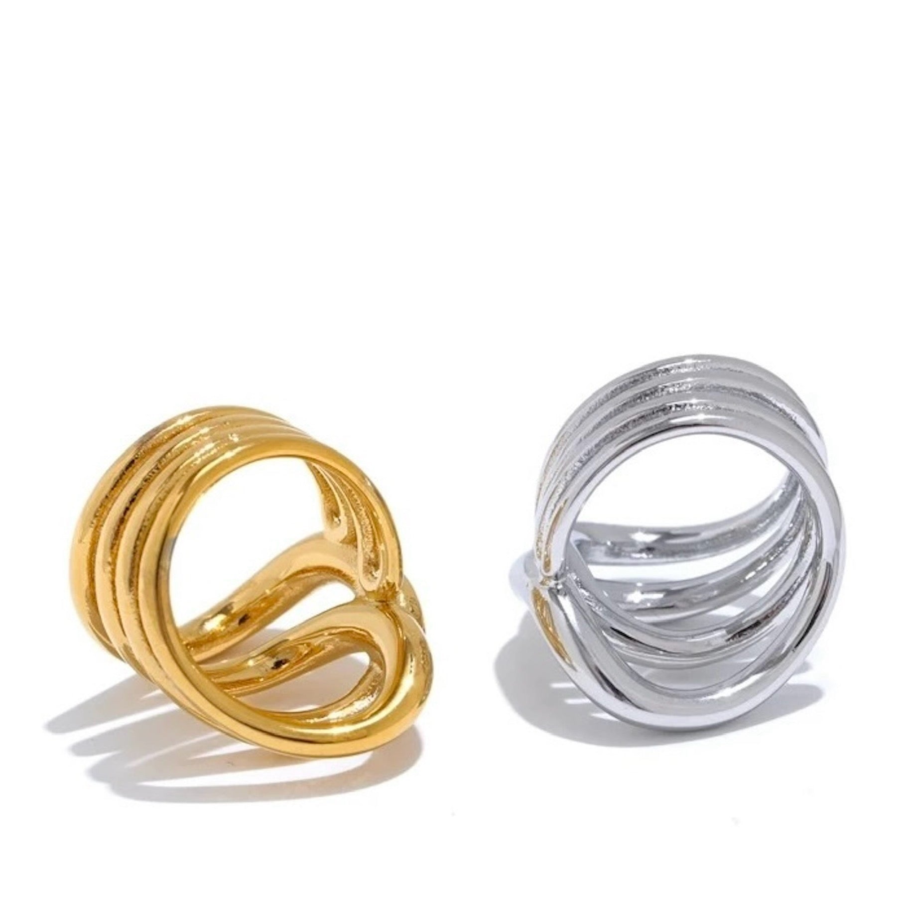 Bagues entrelacées en acier inoxydable, finitions dorée et argentée, bijou design et moderne pour femme.