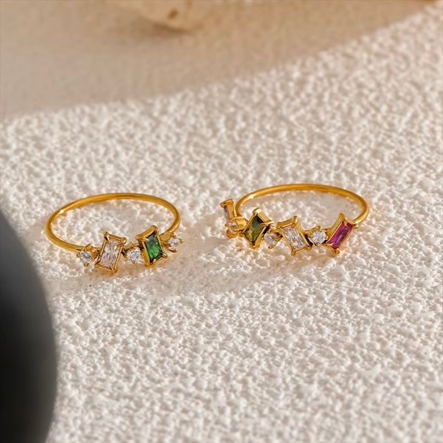 Bagues fines dorées en acier inoxydable serties de zircons colorés, bijou raffiné et élégant pour femme - Bijoux Prestige.