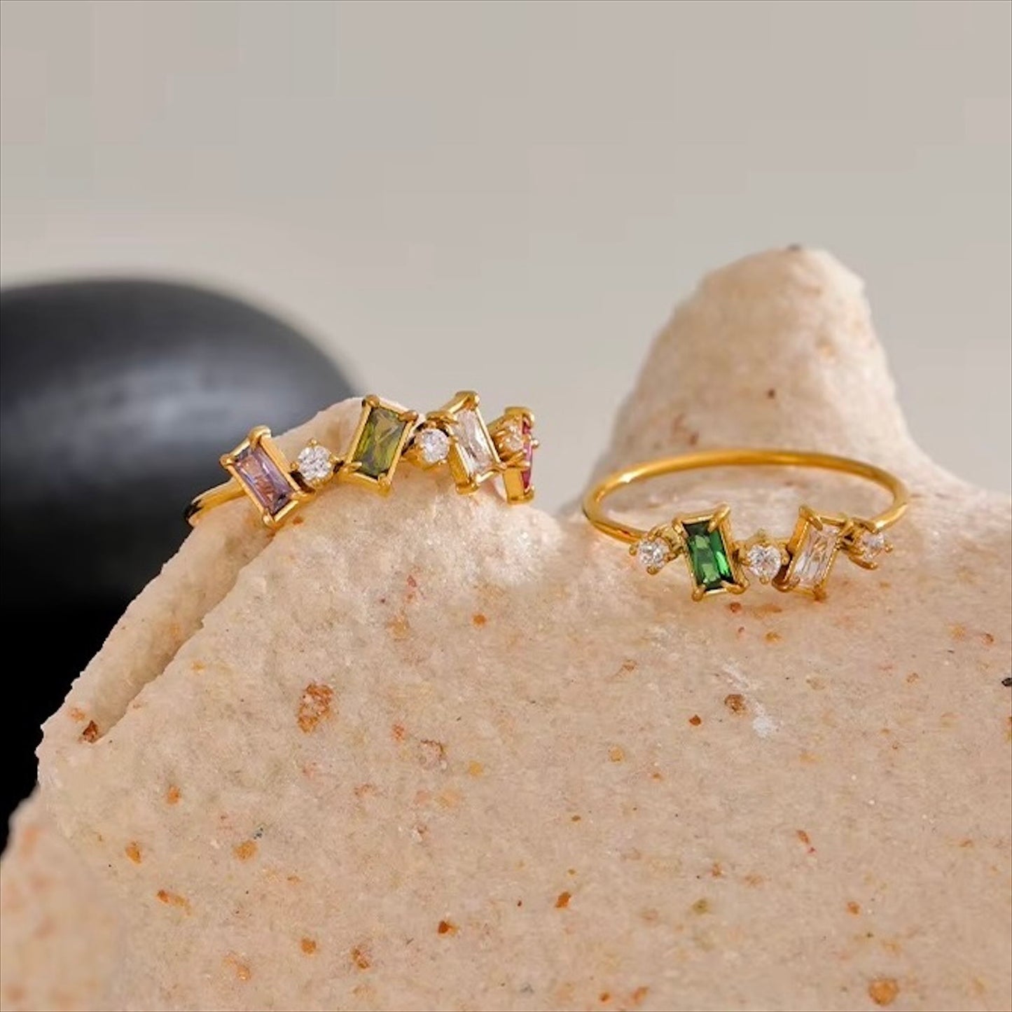 Bagues fines dorées en acier inoxydable serties de zircons colorés, bijou raffiné et élégant pour femme - Bijoux Prestige.