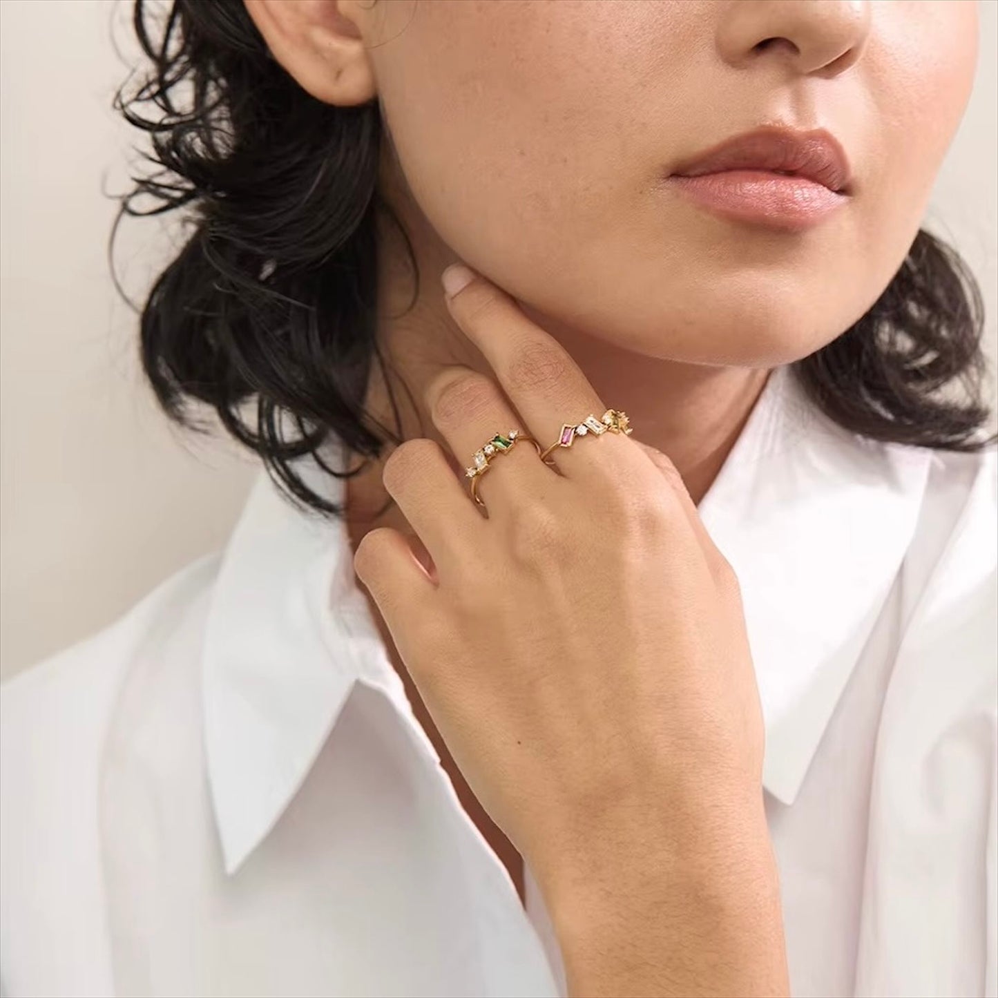 Bagues fines dorées en acier inoxydable serties de zircons colorés, bijou raffiné et élégant pour femme - Bijoux Prestige.