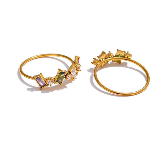 Bagues fines dorées en acier inoxydable serties de zircons colorés, bijou raffiné et élégant pour femme - Bijoux Prestige.