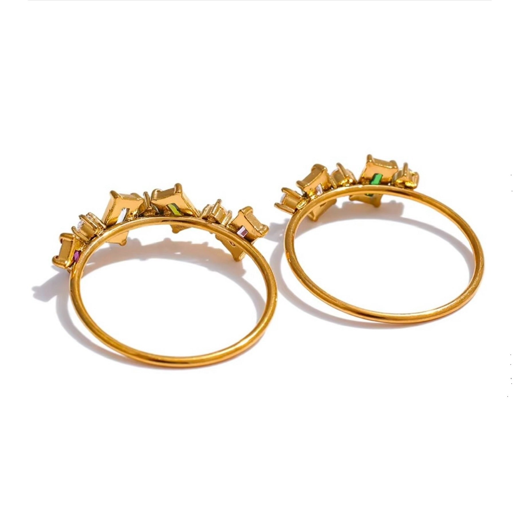 Bagues fines dorées en acier inoxydable serties de zircons colorés, bijou raffiné et élégant pour femme - Bijoux Prestige.