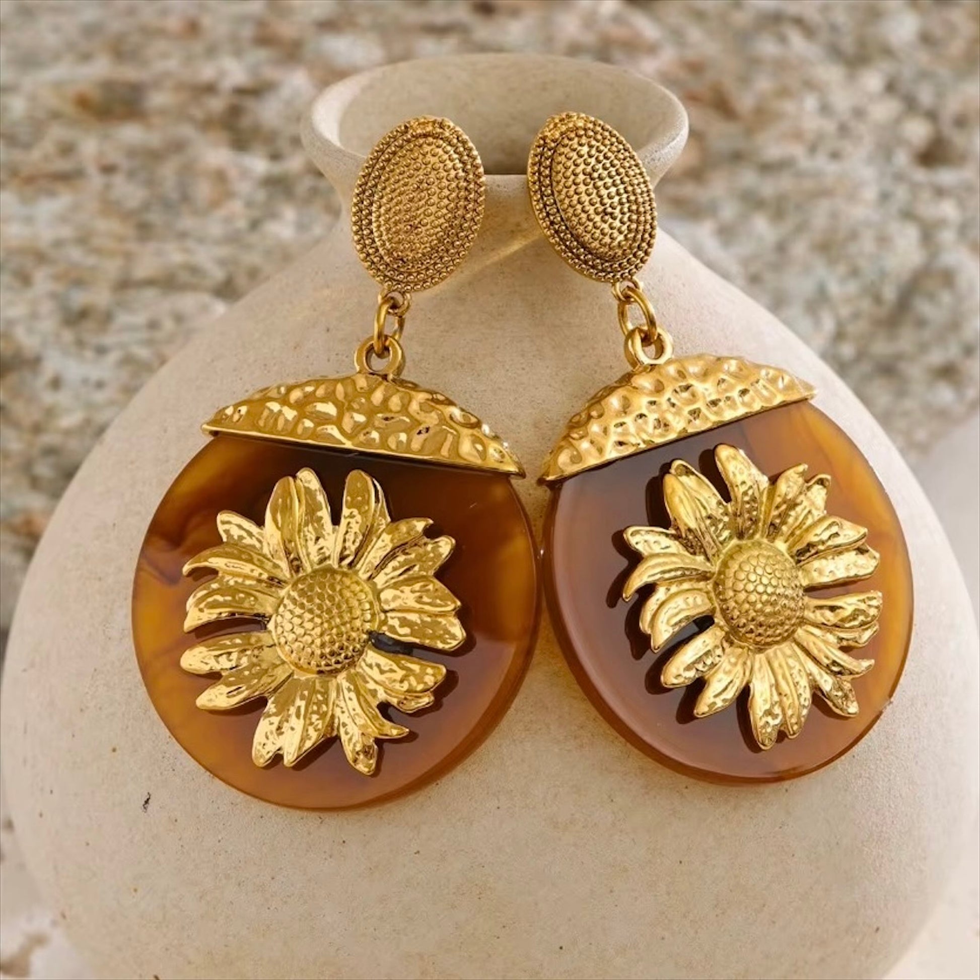 Boucles d’oreilles femme en résine ambre et fleur dorée – Bijoux Prestige