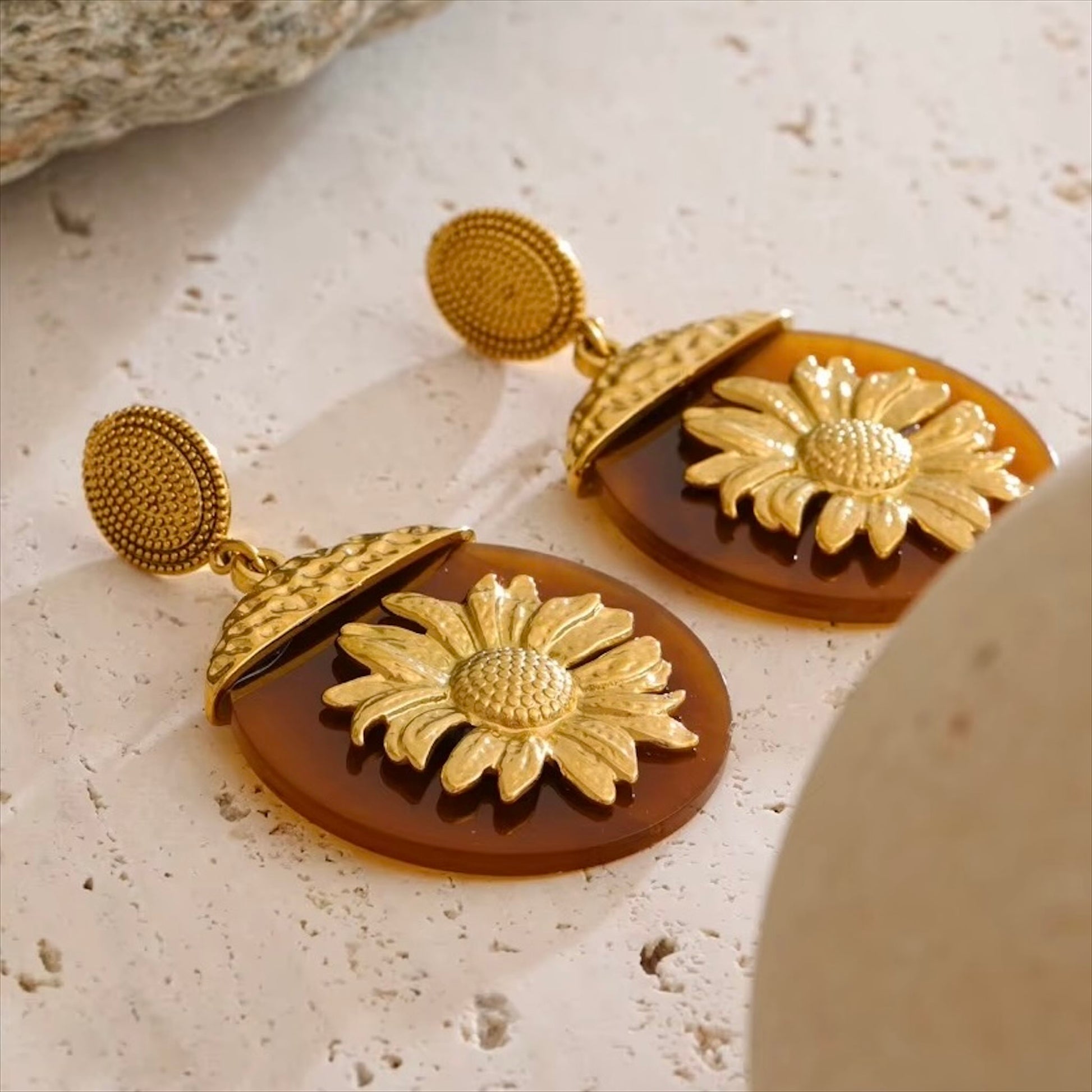 Boucles d’oreilles femme en résine ambre et fleur dorée – Bijoux Prestige