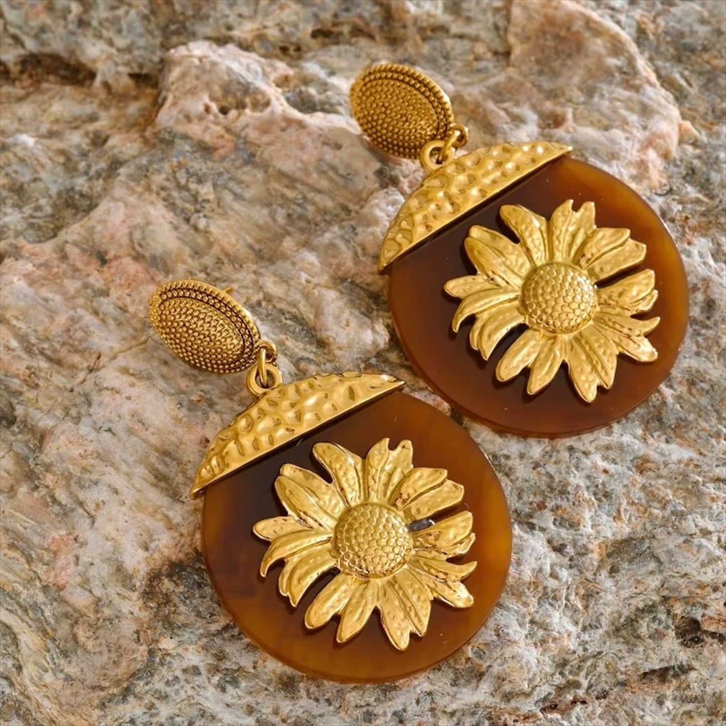 Boucles d’oreilles femme en résine ambre et fleur dorée – Bijoux Prestige