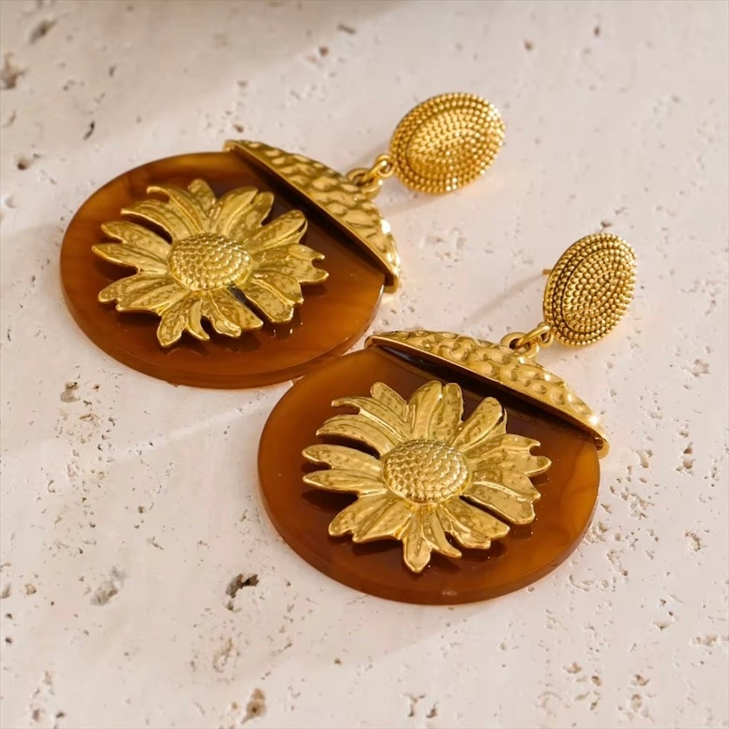 Boucles d’oreilles femme en résine ambre et fleur dorée – Bijoux Prestige