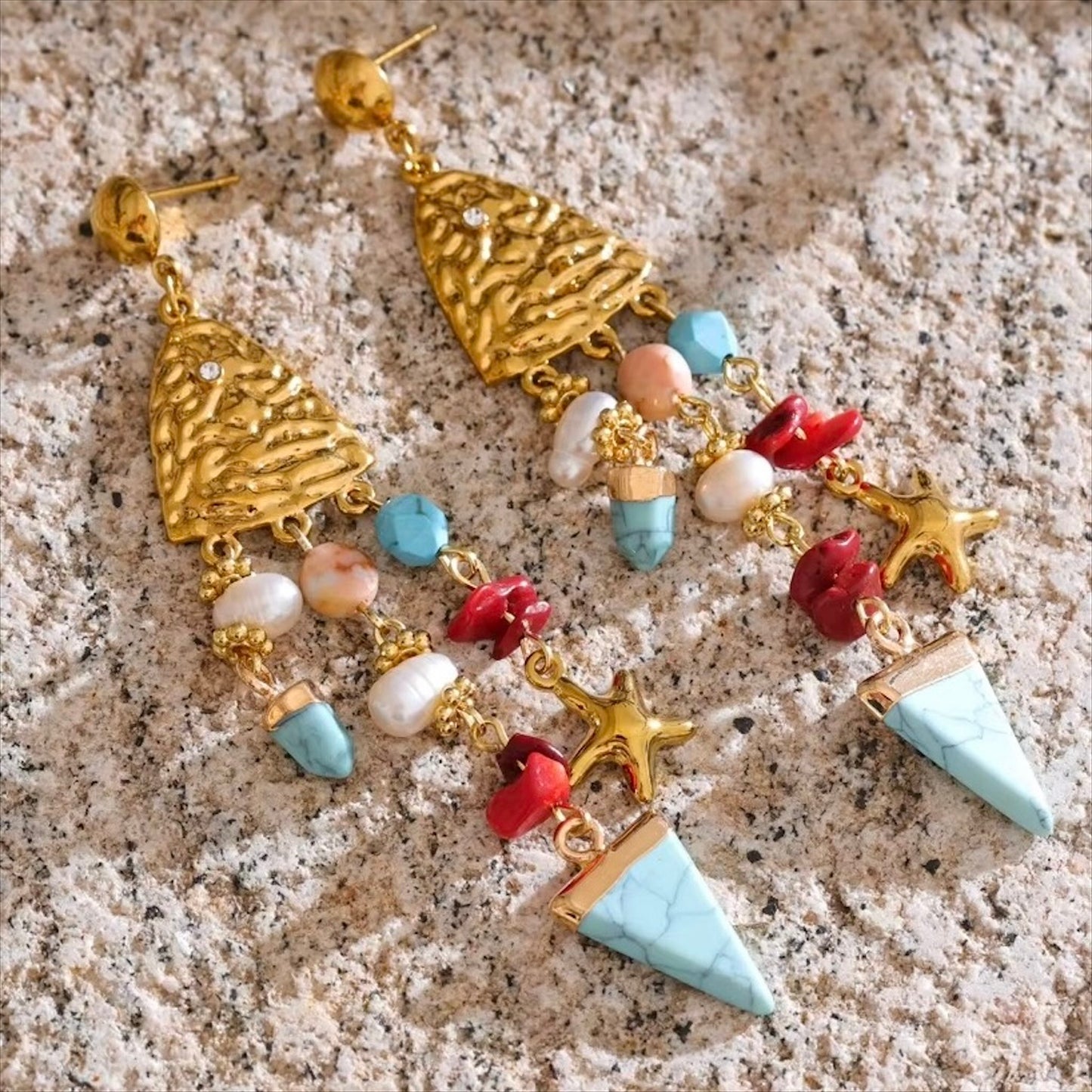 Boucles d’oreilles pendantes dorées ornées de pierres naturelles turquoise, corail, perles et motif étoile, pour femme, style élégant, moderne et coloré – Bijoux Prestige