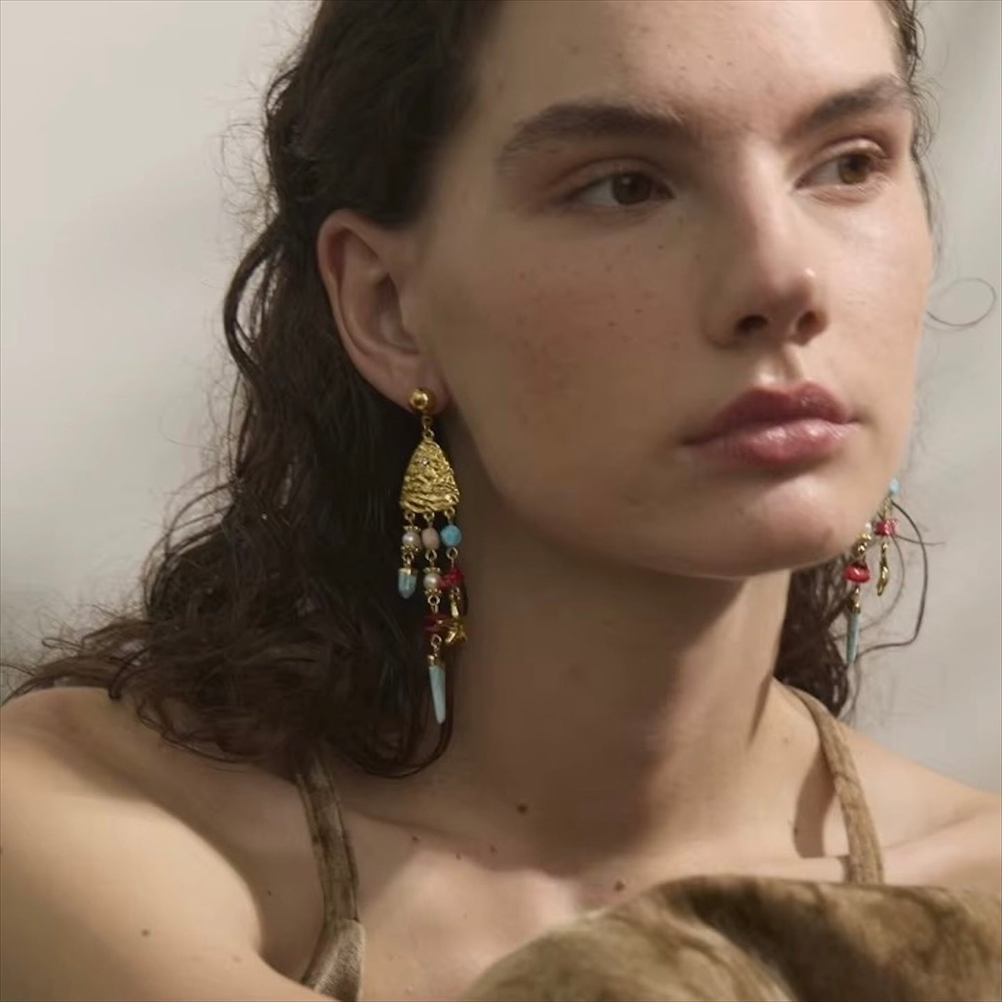 Boucles d’oreilles pendantes dorées ornées de pierres naturelles turquoise, corail, perles et motif étoile, pour femme, style élégant, moderne et coloré – Bijoux Prestige