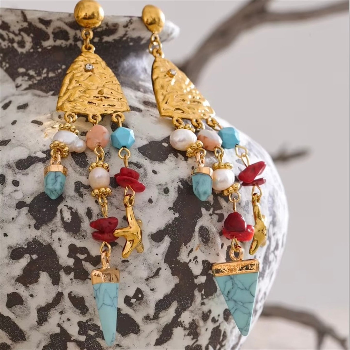 Boucles d’oreilles pendantes dorées ornées de pierres naturelles turquoise, corail, perles et motif étoile, pour femme, style élégant, moderne et coloré – Bijoux Prestige