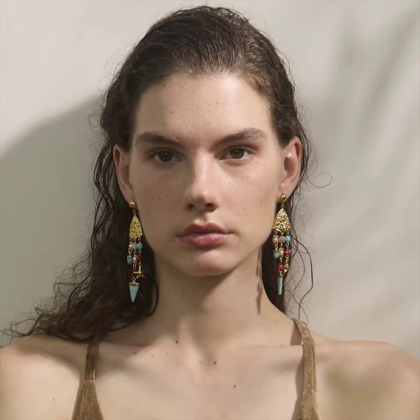 Boucles d’oreilles pendantes dorées ornées de pierres naturelles turquoise, corail, perles et motif étoile, pour femme, style élégant, moderne et coloré – Bijoux Prestige