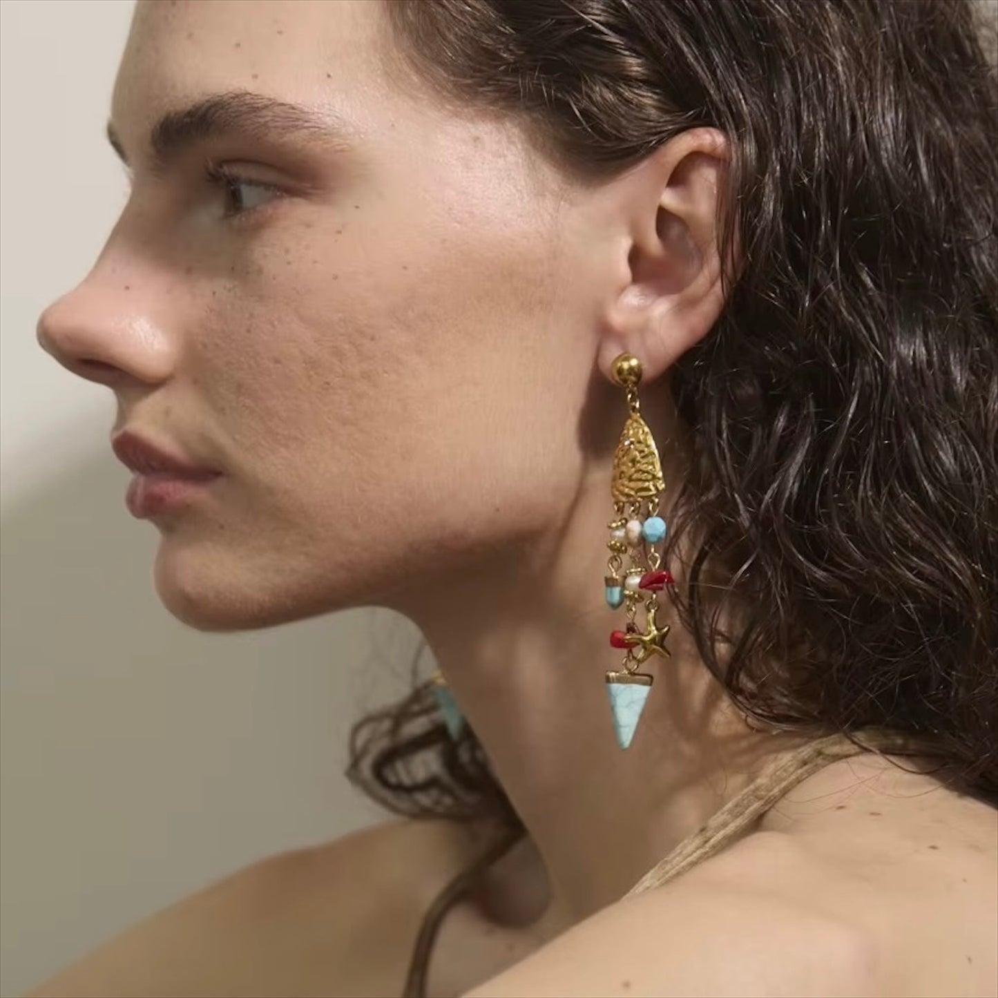 Boucles d’oreilles pendantes dorées ornées de pierres naturelles turquoise, corail, perles et motif étoile, pour femme, style élégant, moderne et coloré – Bijoux Prestige