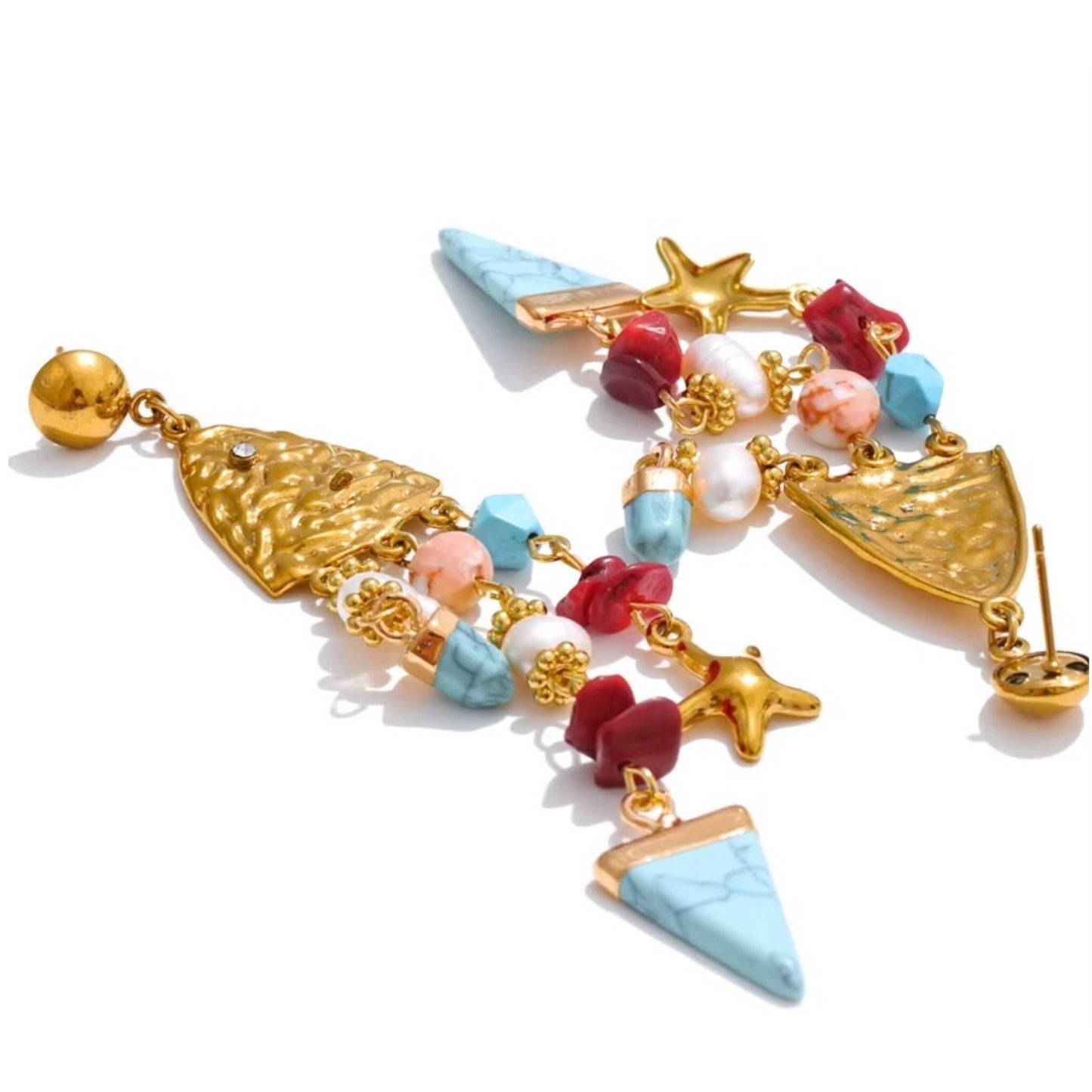 Boucles d’oreilles pendantes dorées ornées de pierres naturelles turquoise, corail, perles et motif étoile, pour femme, style élégant, moderne et coloré – Bijoux Prestige