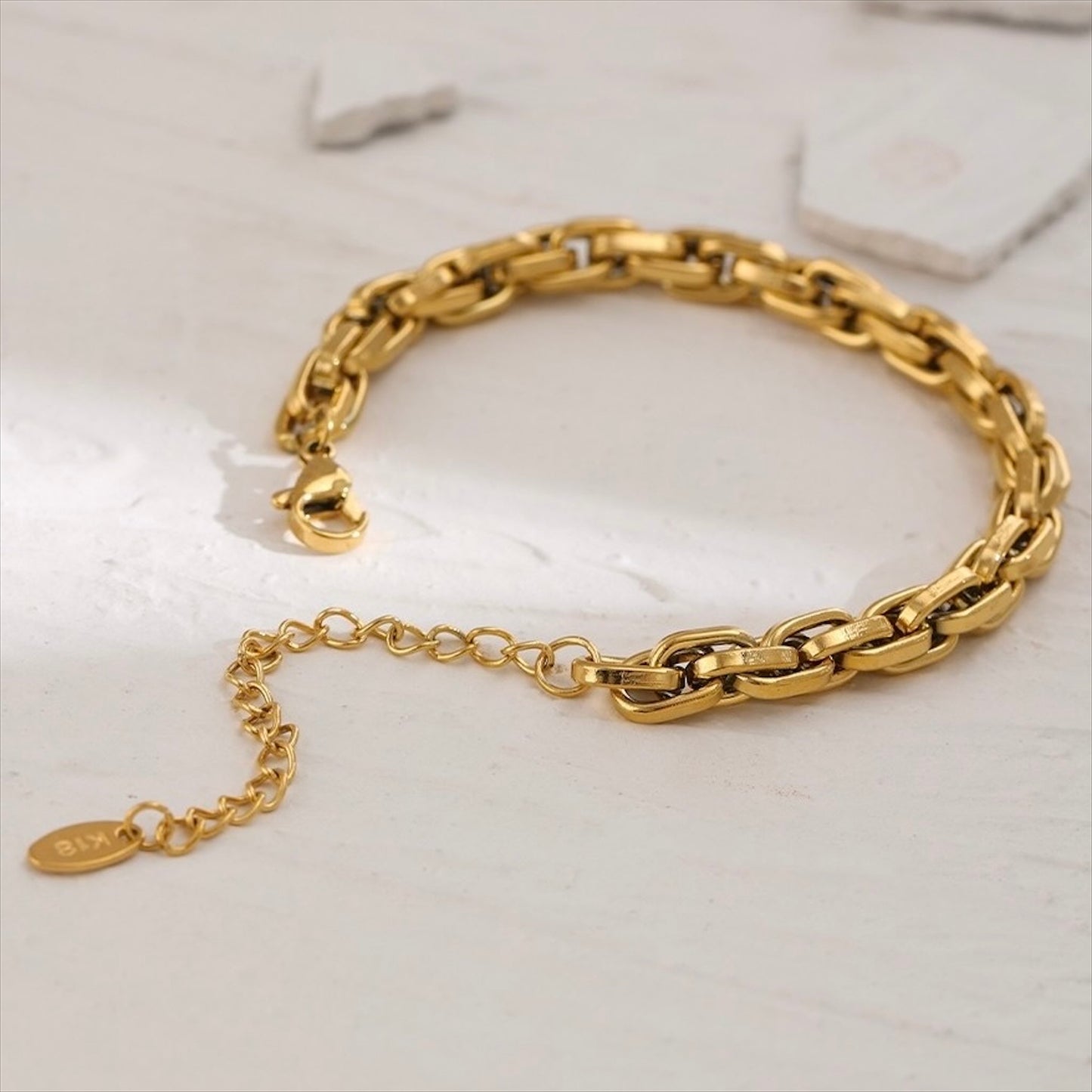 Bracelet chaîne doré en acier inoxydable, bijou intemporel et élégant pour femme - Bijoux prestige.