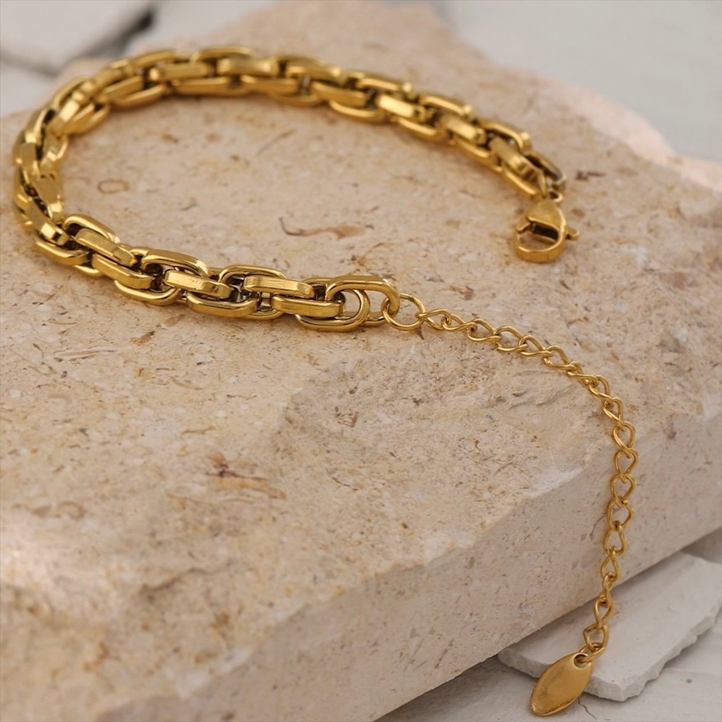 Bracelet chaîne doré en acier inoxydable, bijou intemporel et élégant pour femme - Bijoux prestige.