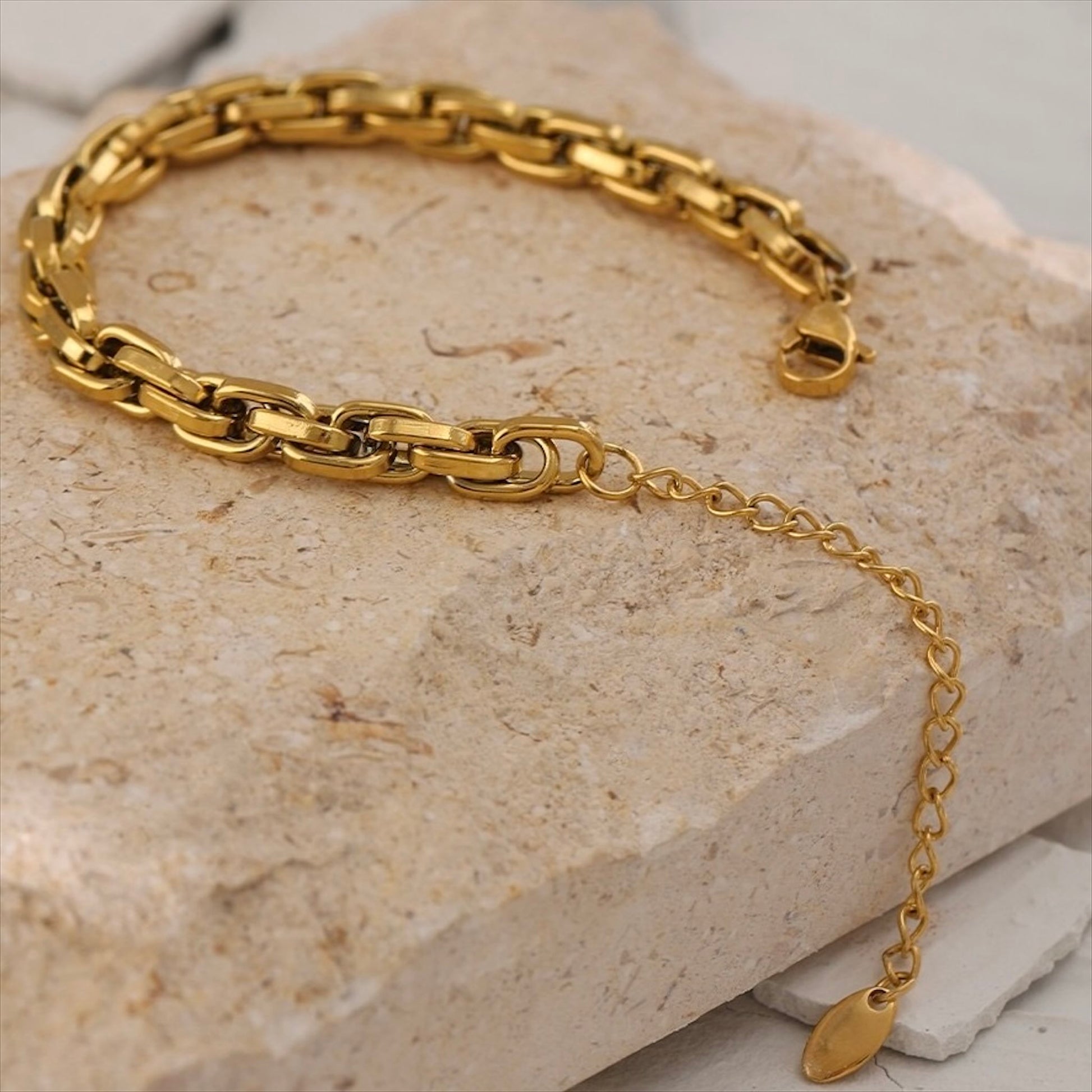 Bracelet chaîne doré en acier inoxydable, bijou intemporel et élégant pour femme - Bijoux prestige.