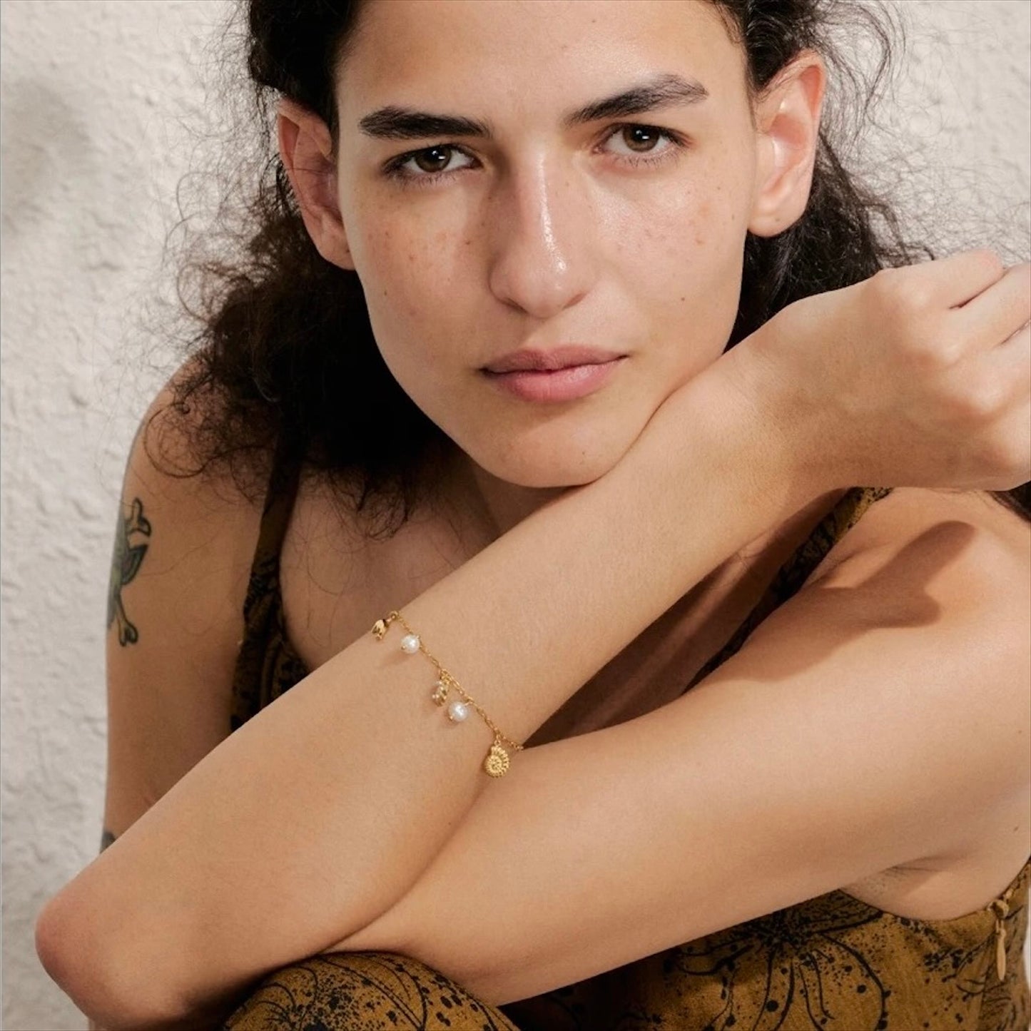 Bracelet doré en acier inoxydable avec breloques marines et perles naturelles, bijou fantaisie pour femme.