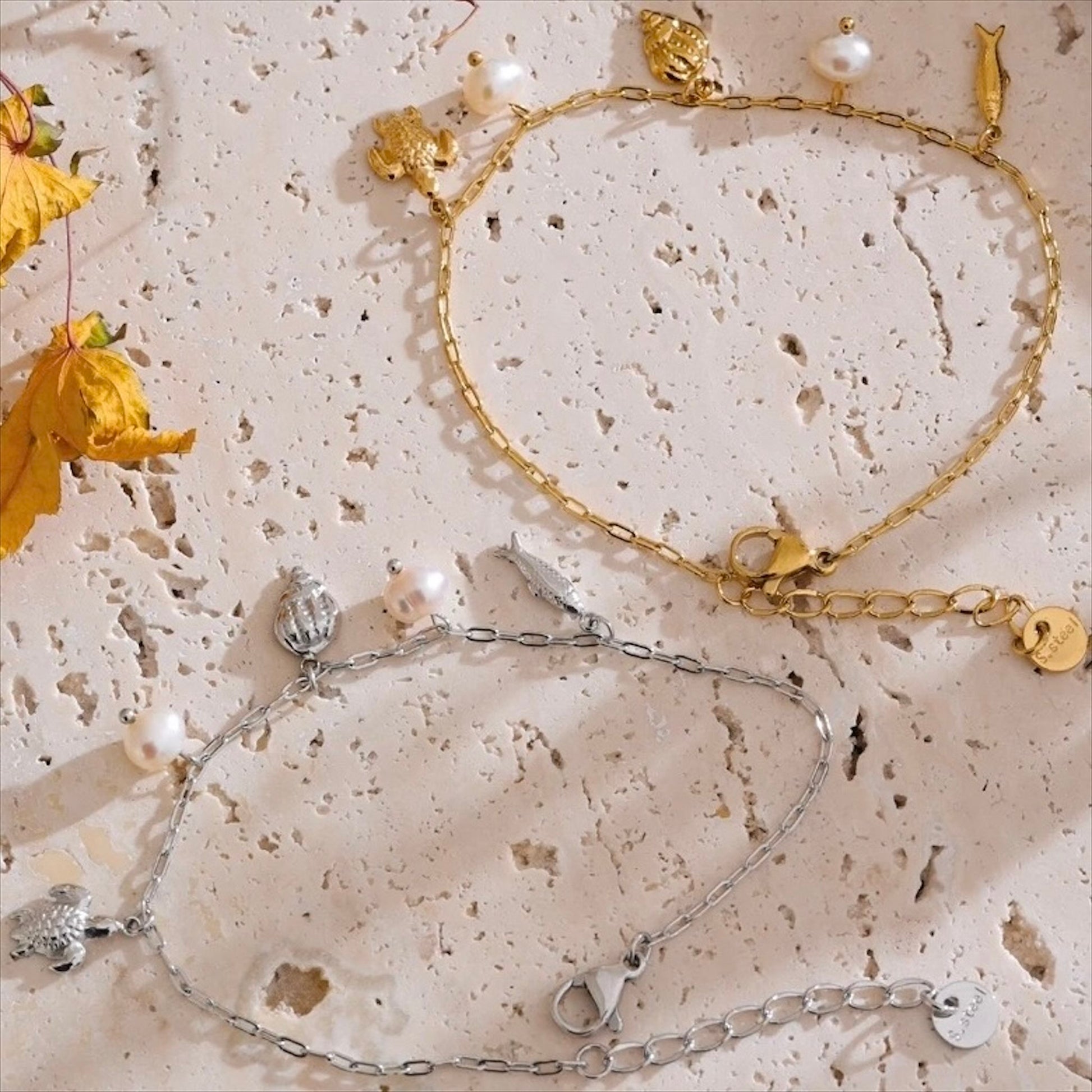 Bracelet doré en acier inoxydable avec breloques marines et perles naturelles, bijou fantaisie pour femme.