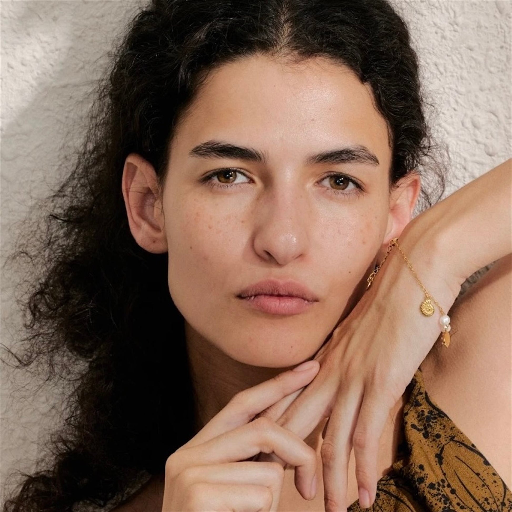 Bracelet doré en acier inoxydable avec breloques marines et perles naturelles, bijou fantaisie pour femme.