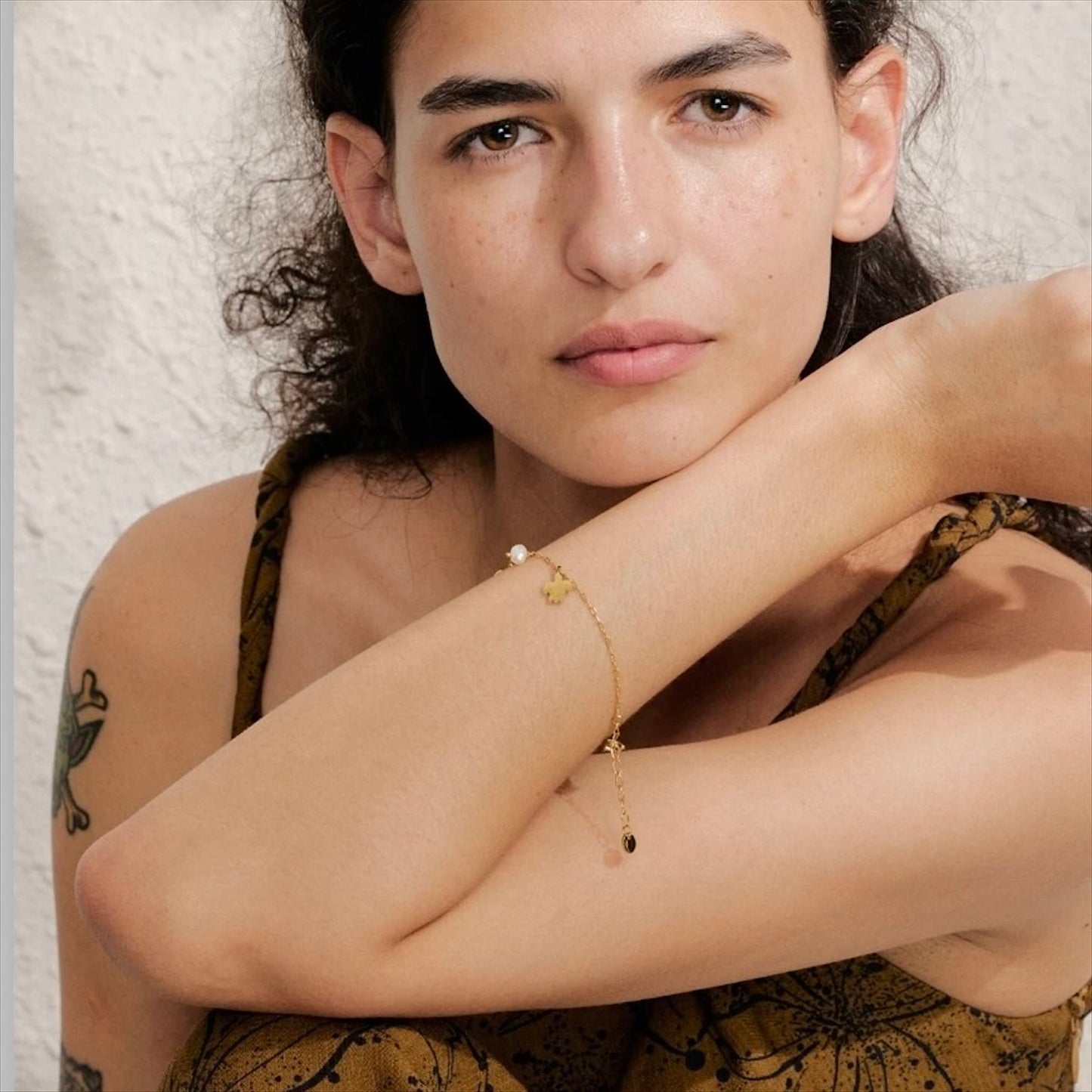 Bracelet doré en acier inoxydable avec breloques marines et perles naturelles, bijou fantaisie pour femme.