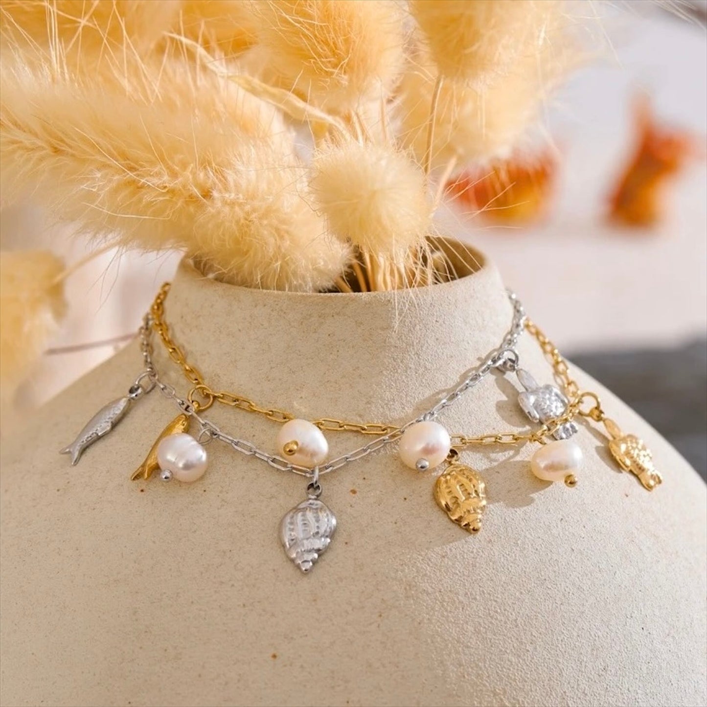 Bracelet doré en acier inoxydable avec breloques marines et perles naturelles, bijou fantaisie pour femme.