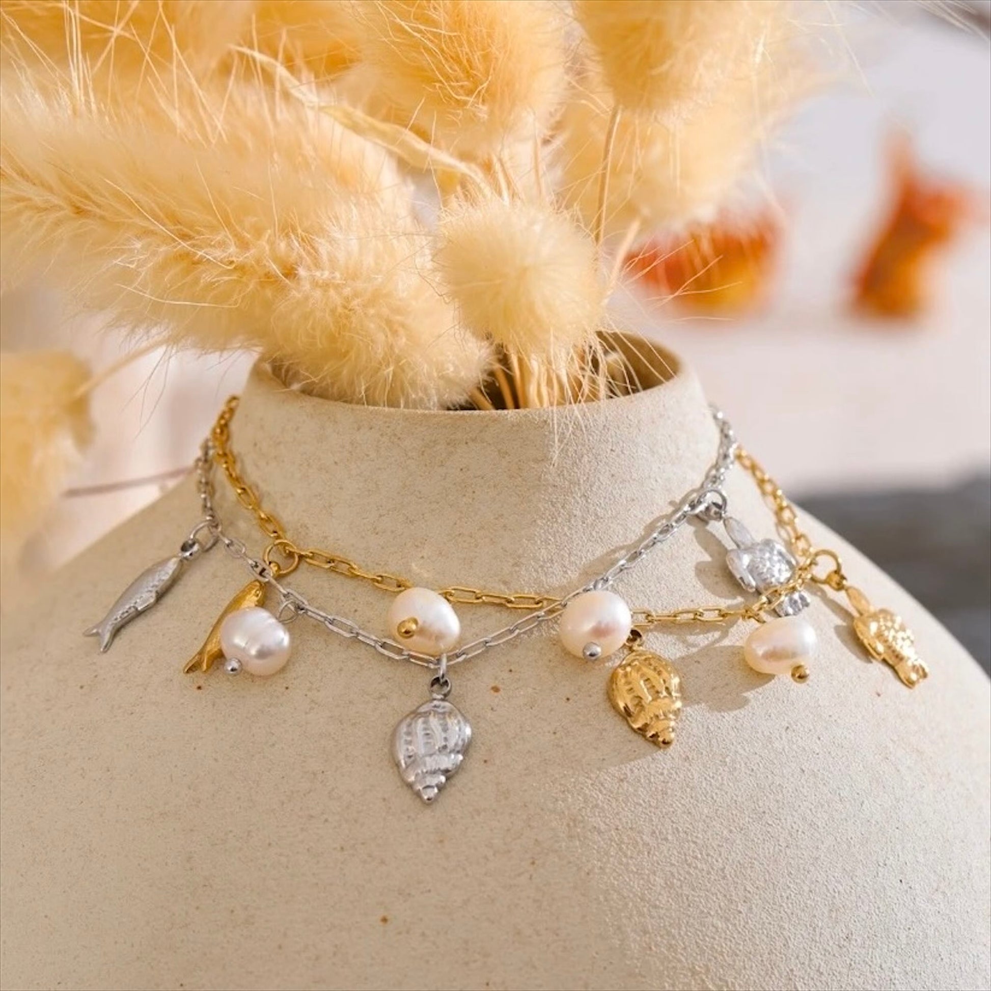 Bracelet doré en acier inoxydable avec breloques marines et perles naturelles, bijou fantaisie pour femme.