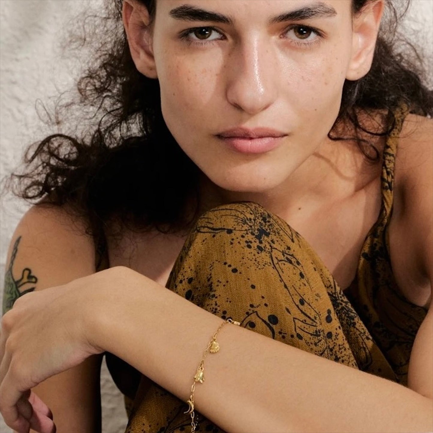 Bracelet doré en acier inoxydable avec breloques marines et perles naturelles, bijou fantaisie pour femme.