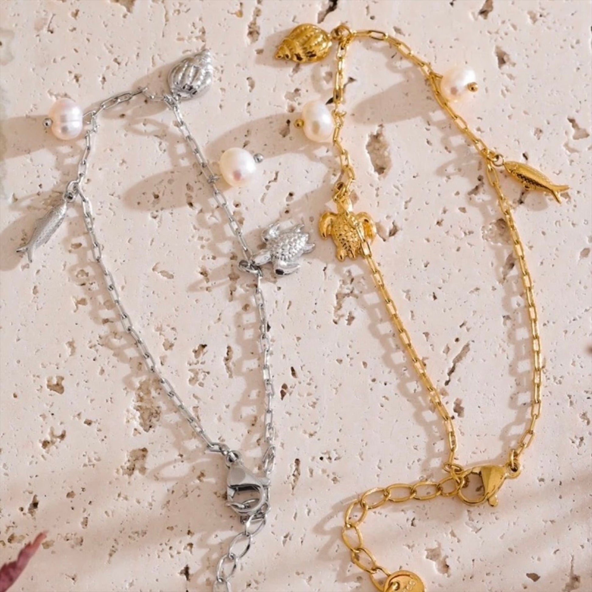 Bracelet doré en acier inoxydable avec breloques marines et perles naturelles, bijou fantaisie pour femme.