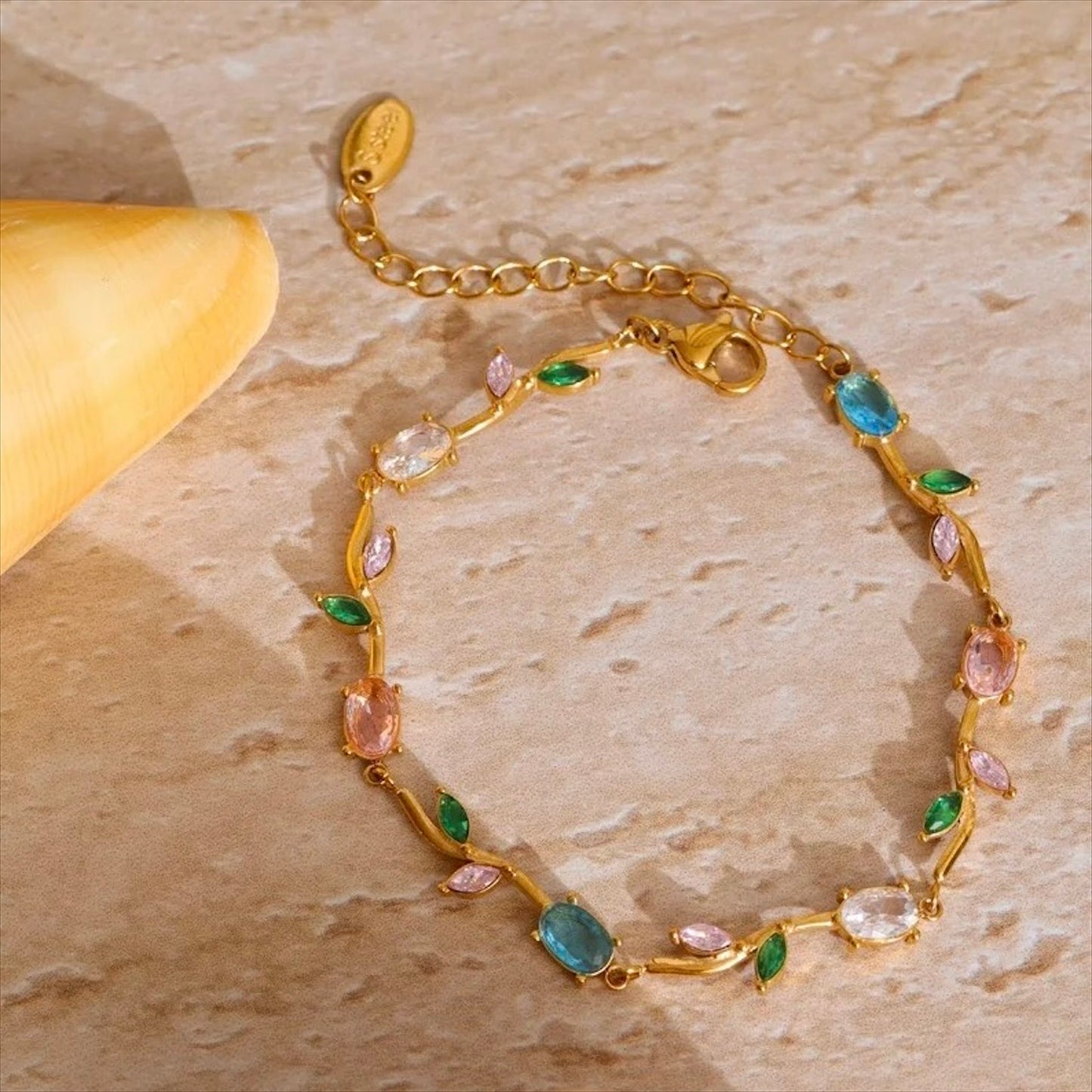 Bracelet fin doré en acier inoxydable serti de zirconiums multicolores, bijou raffiné pour femme.