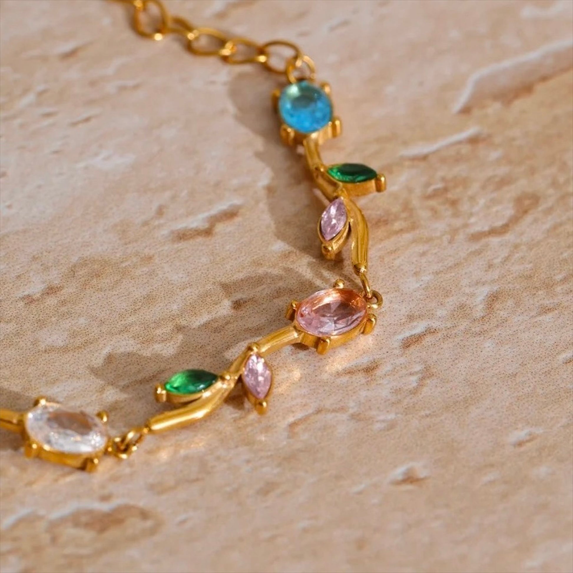 Bracelet fin doré en acier inoxydable serti de zirconiums multicolores, bijou raffiné pour femme.