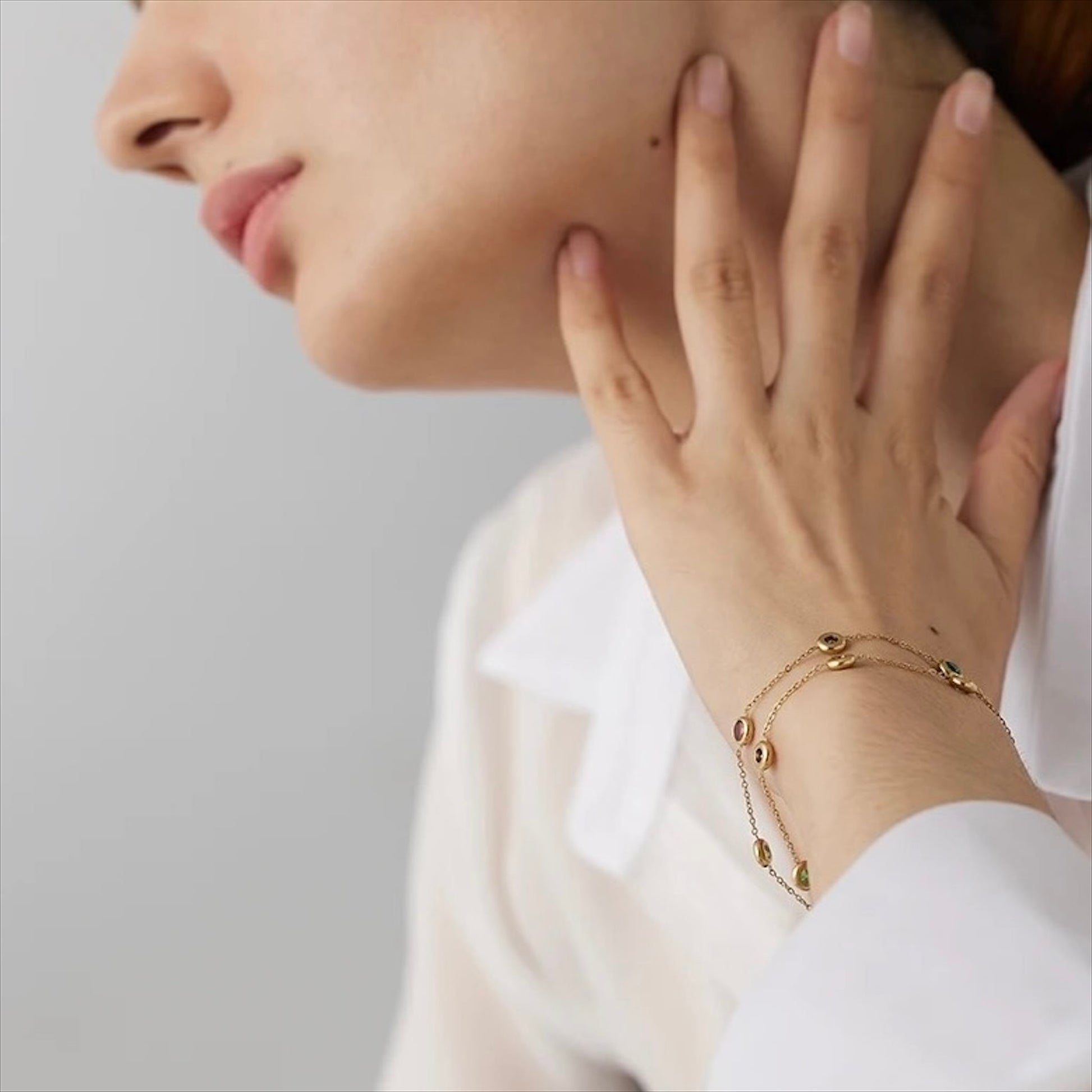 Bracelet fin doré en acier inoxydable avec pampilles pierres colorées, bijou délicat et tendance pour femme.