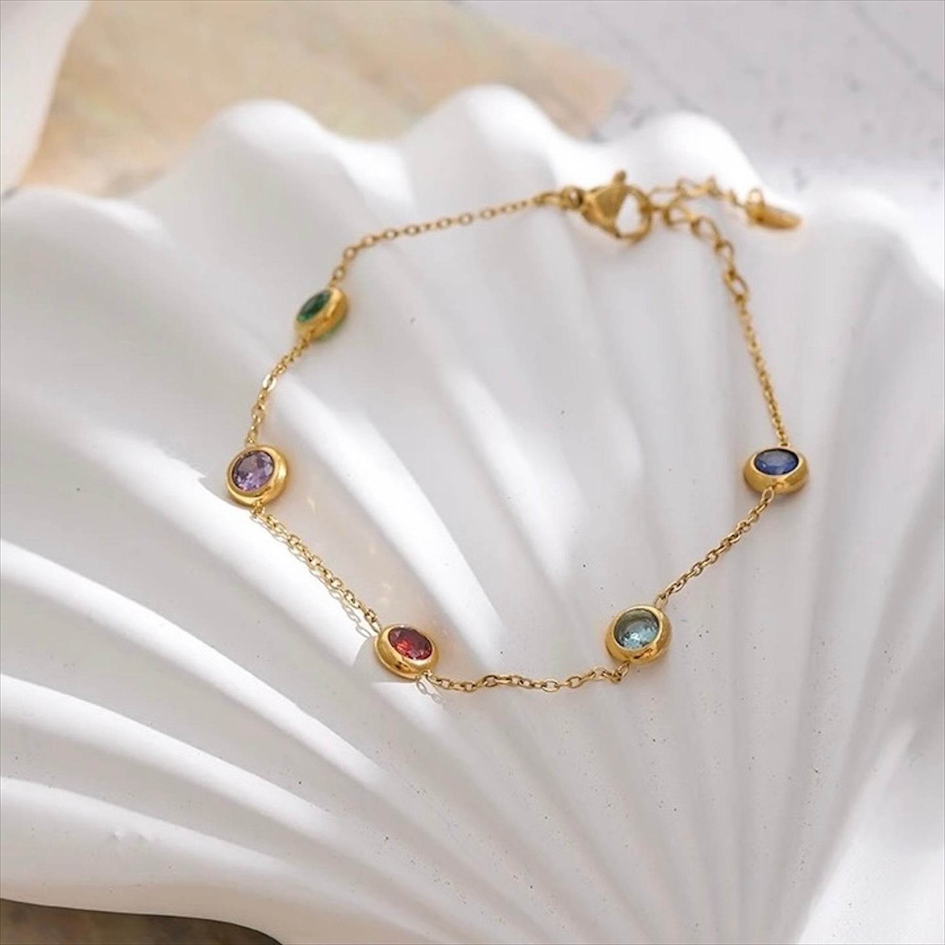 Bracelet fin doré en acier inoxydable avec pampilles pierres colorées, bijou délicat et tendance pour femme.