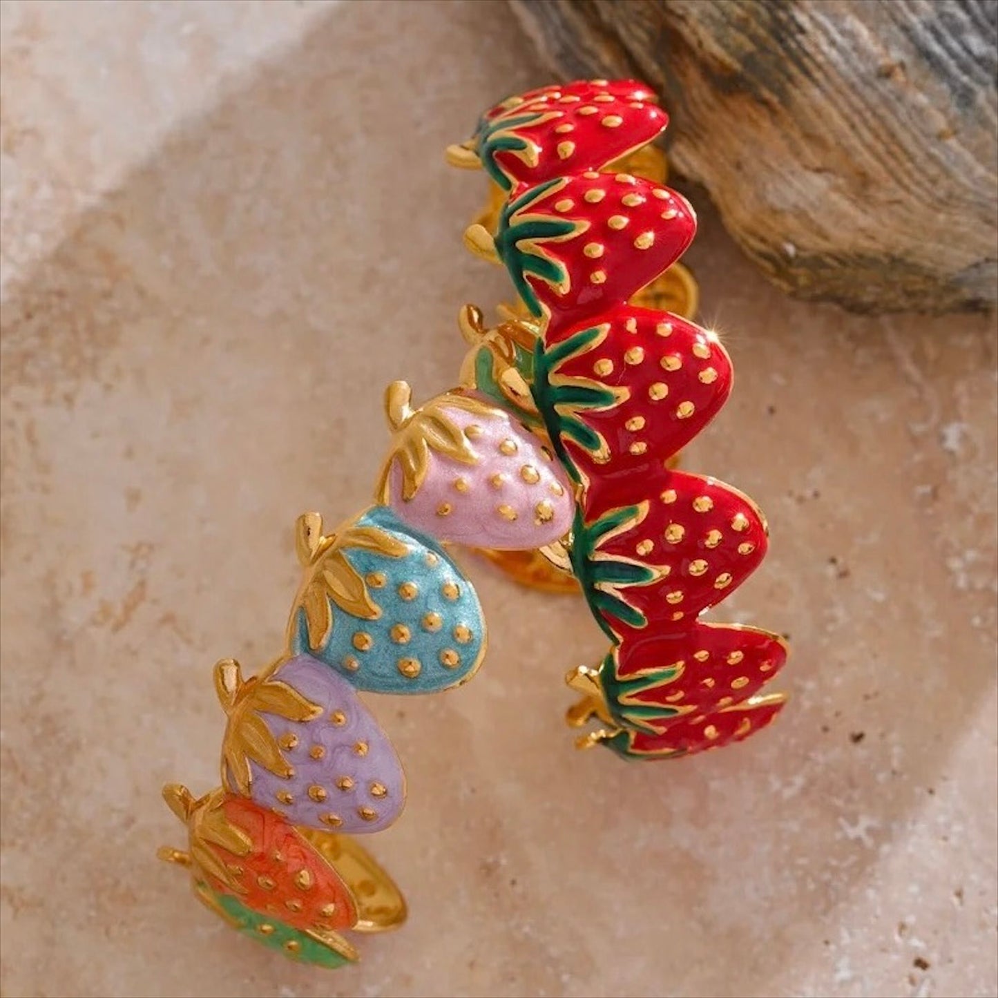 Bracelet jonc doré en acier inoxydable décoré de fraises émaillées multicolores, bijou fantaisie fruité pour femme.
