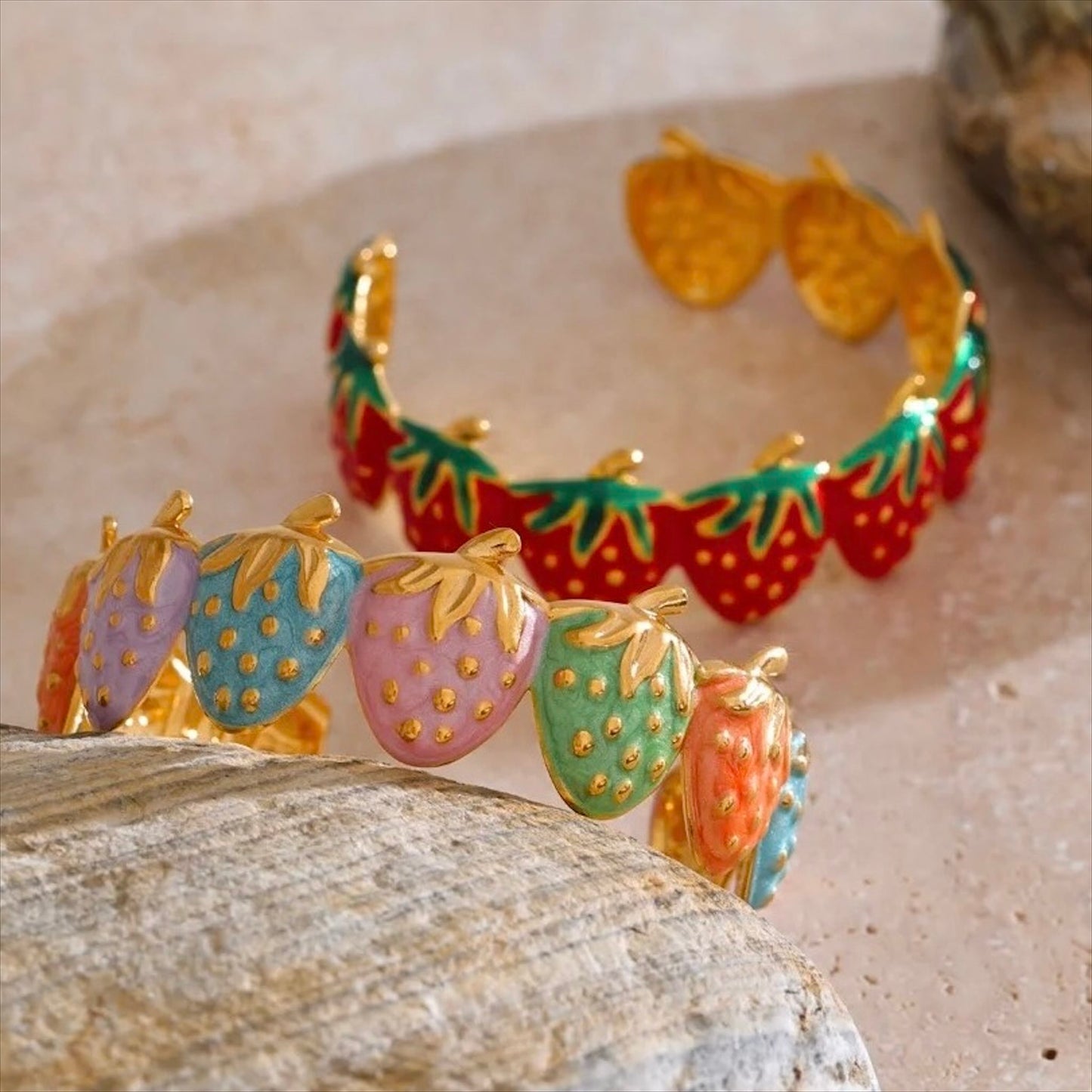 Bracelet jonc doré en acier inoxydable décoré de fraises émaillées multicolores, bijou fantaisie fruité pour femme.
