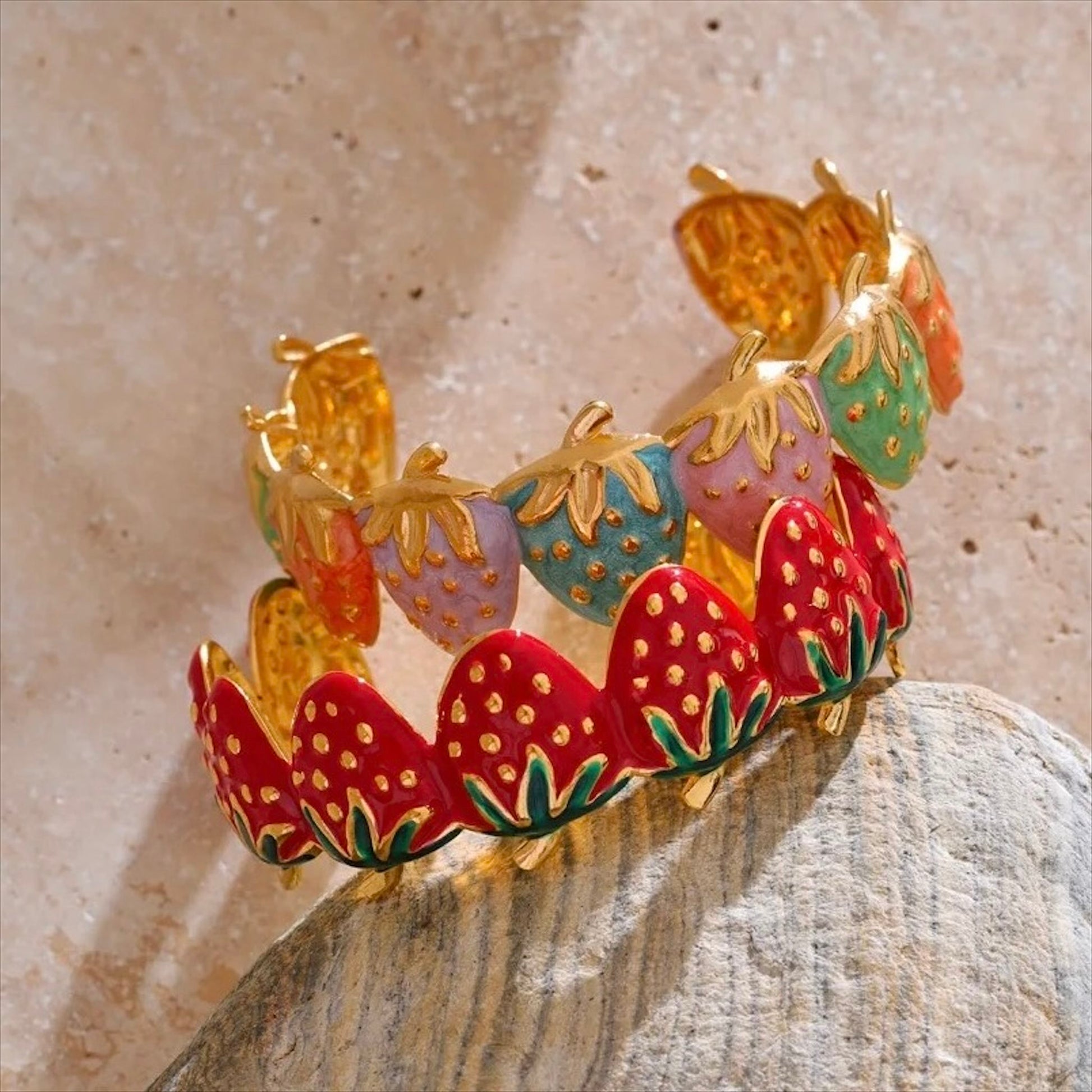 Bracelet jonc doré en acier inoxydable décoré de fraises émaillées multicolores, bijou fantaisie fruité pour femme.
