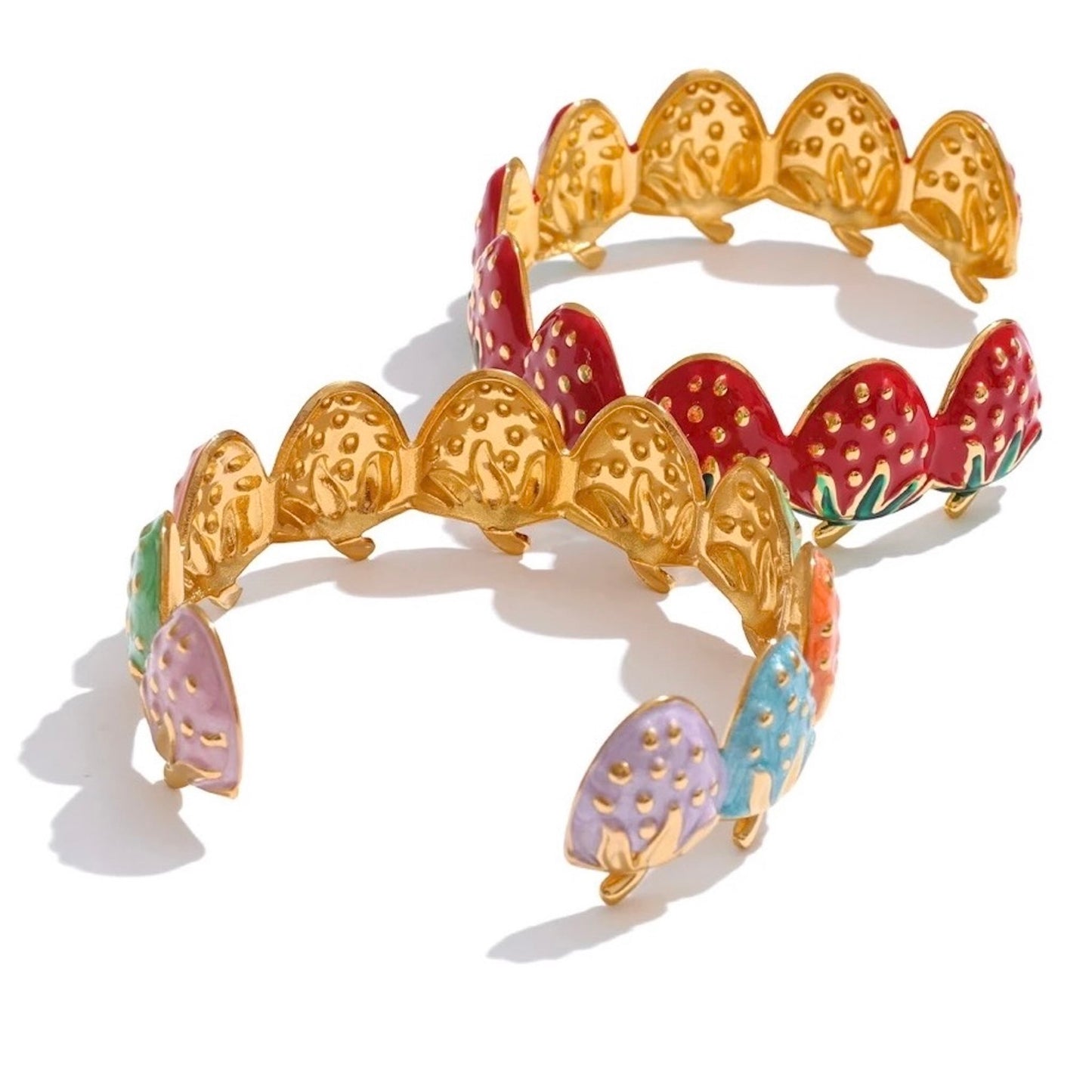 Bracelet jonc doré en acier inoxydable décoré de fraises émaillées multicolores, bijou fantaisie fruité pour femme.
