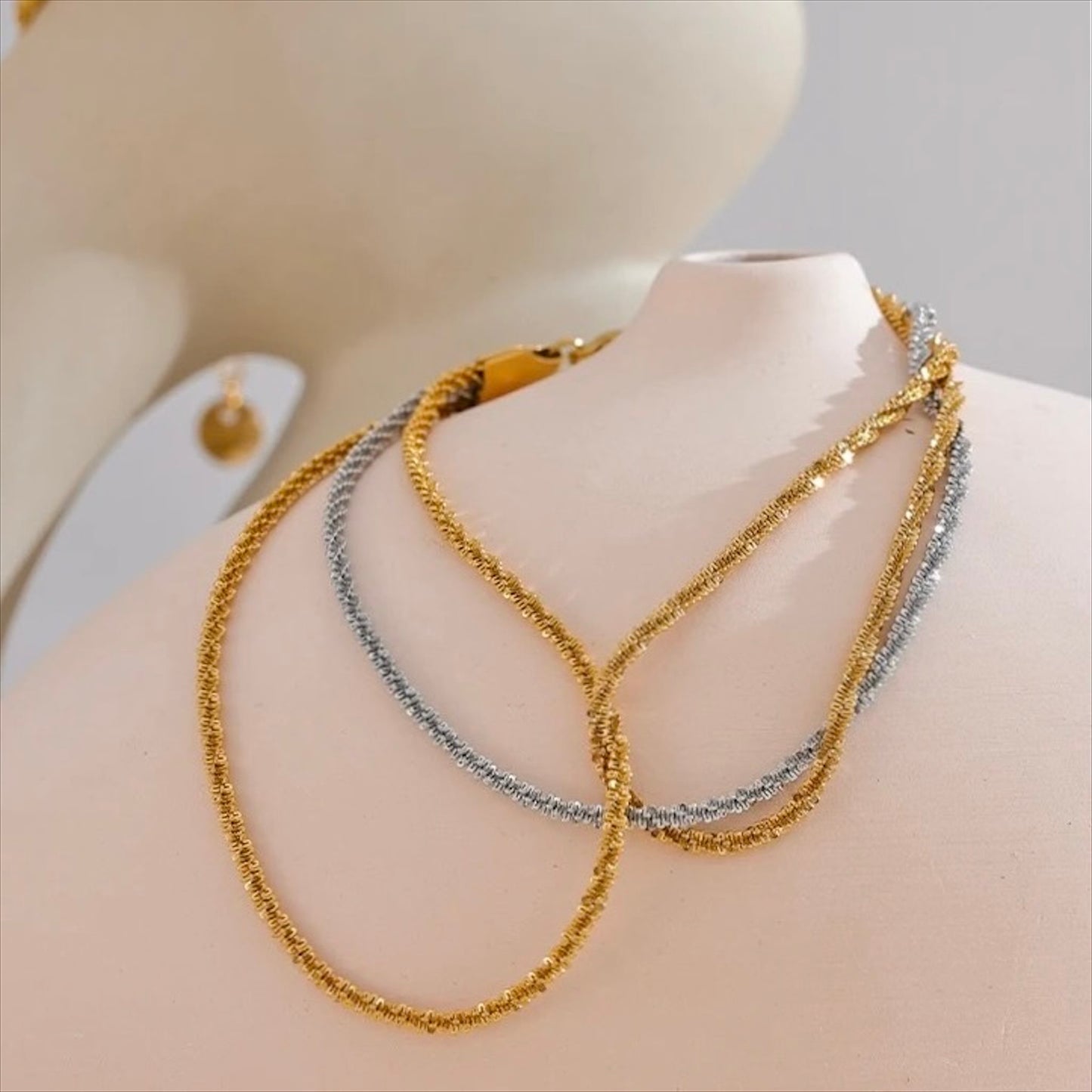 Bracelet multirangs en acier inoxydable doré et argenté, bijou raffiné et tendance pour femme.