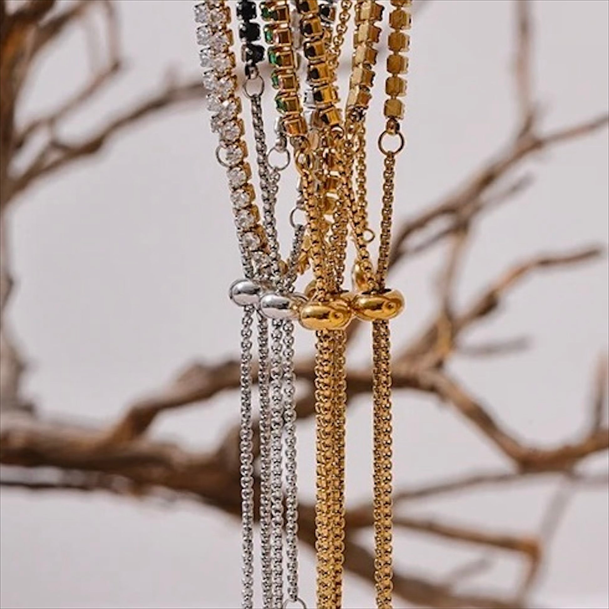 Bracelet tennis ajustable doré en acier inoxydable, serti de pierres colorées et zirconiums, bijou raffiné pour femme.
