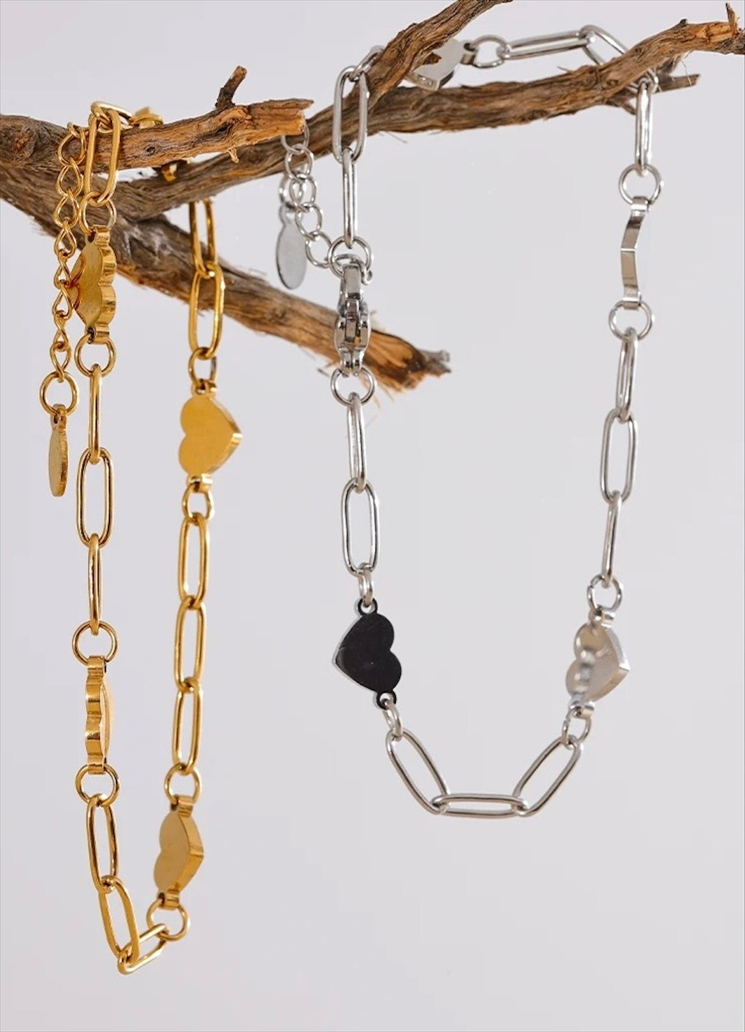 Bracelets à maillons dorés et argentés en acier inoxydable avec pampilles cœur, bijou élégant et tendance pour femme.