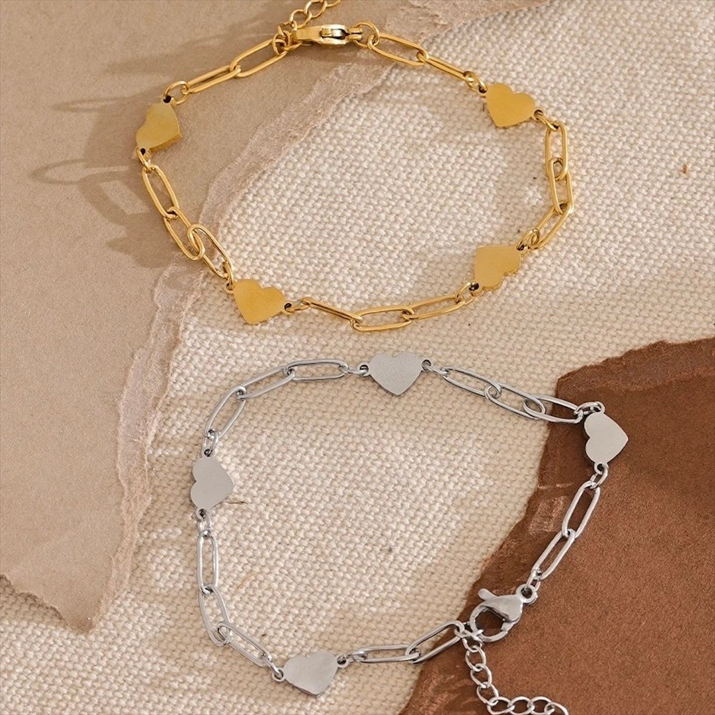 Bracelets à maillons dorés et argentés en acier inoxydable avec pampilles cœur, bijou élégant et tendance pour femme.