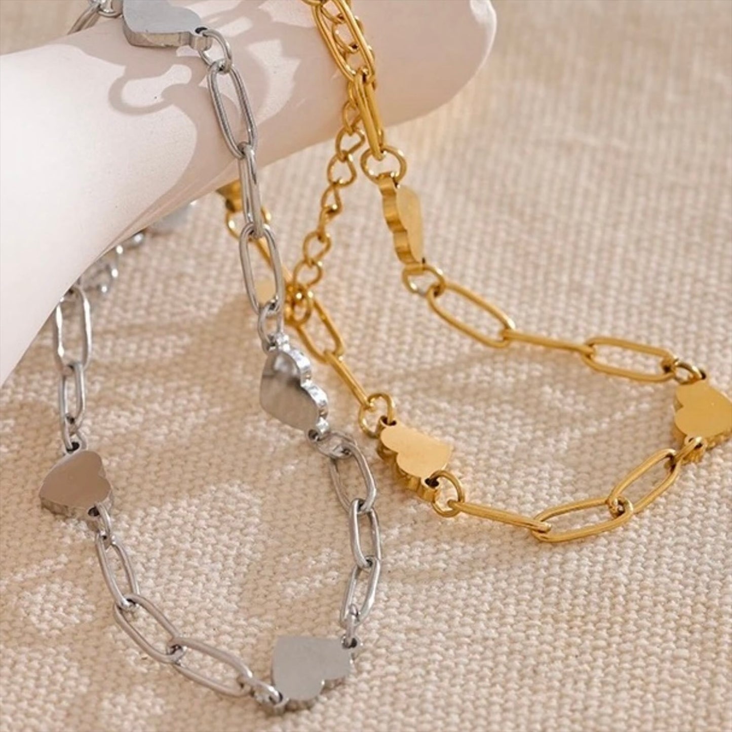 Bracelets à maillons dorés et argentés en acier inoxydable avec pampilles cœur, bijou élégant et tendance pour femme.