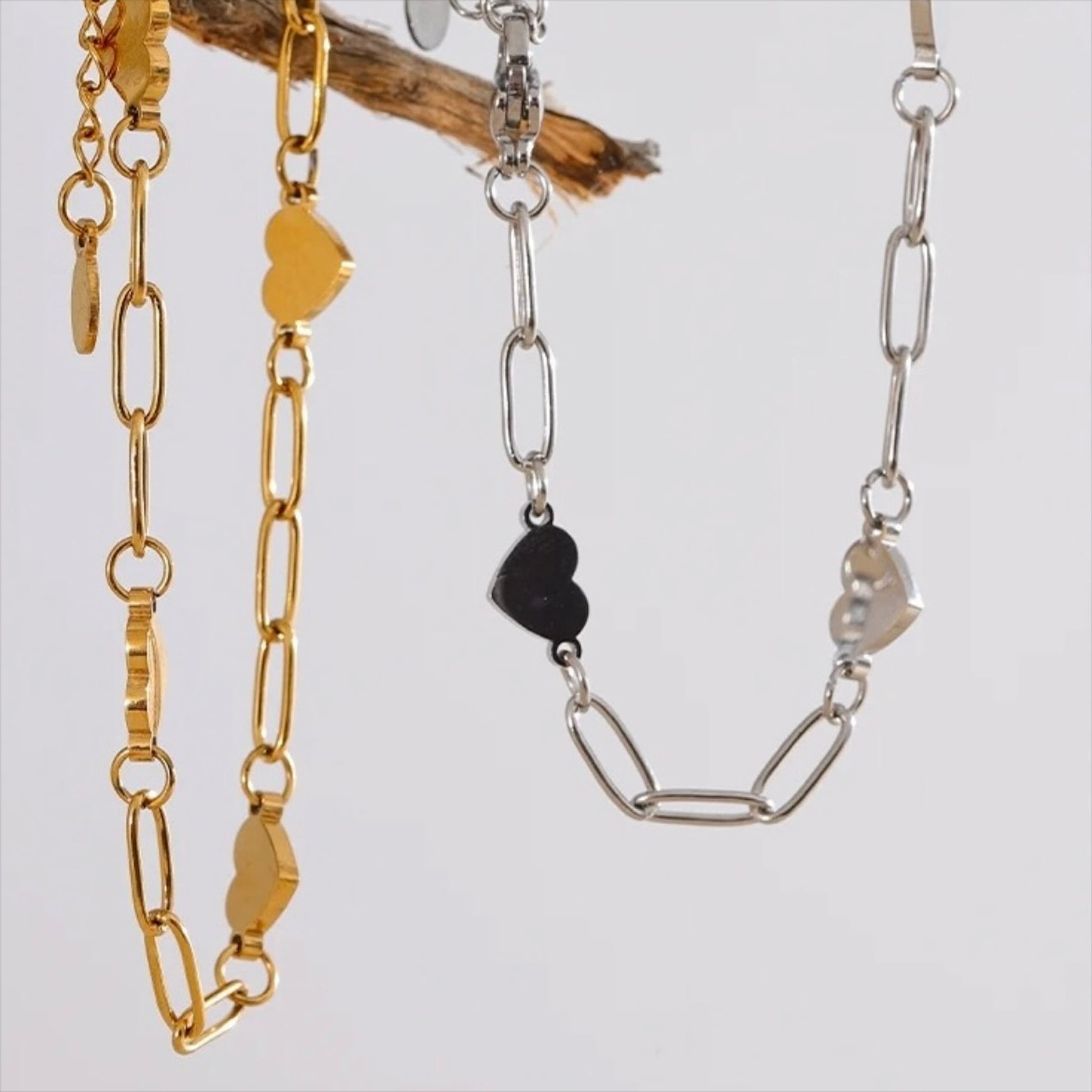 Bracelets à maillons dorés et argentés en acier inoxydable avec pampilles cœur, bijou élégant et tendance pour femme.